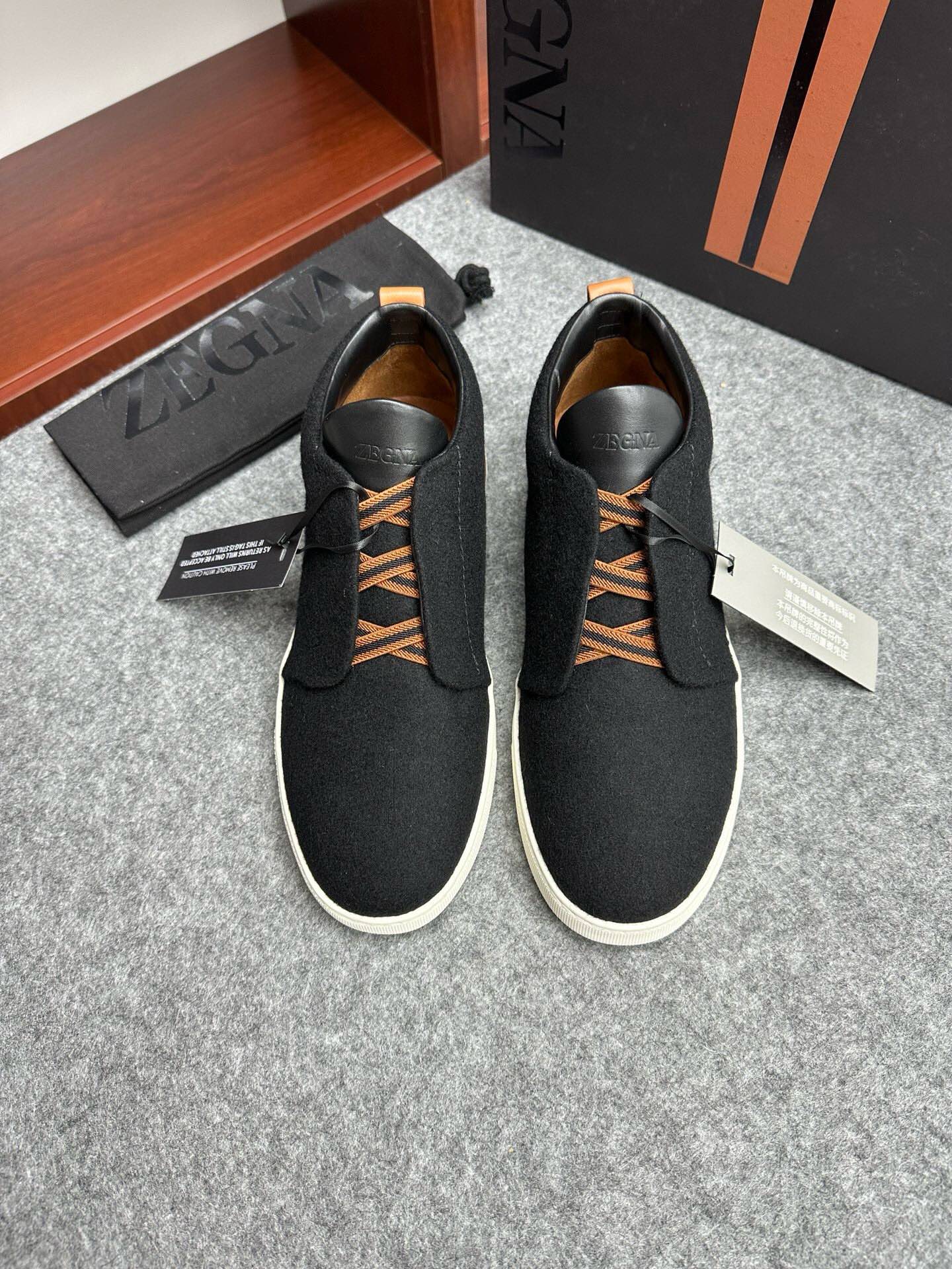 NO:216540,Brand Zegna color original color matching 39-44 customized 38.45. Price Material Zegna new style men's high top casual shoes upper is imported original cowhide cowhide inner cowhide foot pad original single quality leather texture extremely strong comfortable and breathable   original Zegna open mold custom sole market highest quality, Zegna casual sneakers, zegna, sneakers, cowhide19860909品牌Zegna 颜色原版配色 码数39-44定做38.45. 价格 材质杰尼亚新款 男士 高帮 休闲鞋 鞋面采用进口原版牛皮牛皮内里 牛皮垫脚原单品质皮质感极强舒适透气 原版Zegna开模定制大底市场最高品质,杰尼亚 休闲运动鞋,zegna,sneakers,cowhide,Men's shoes