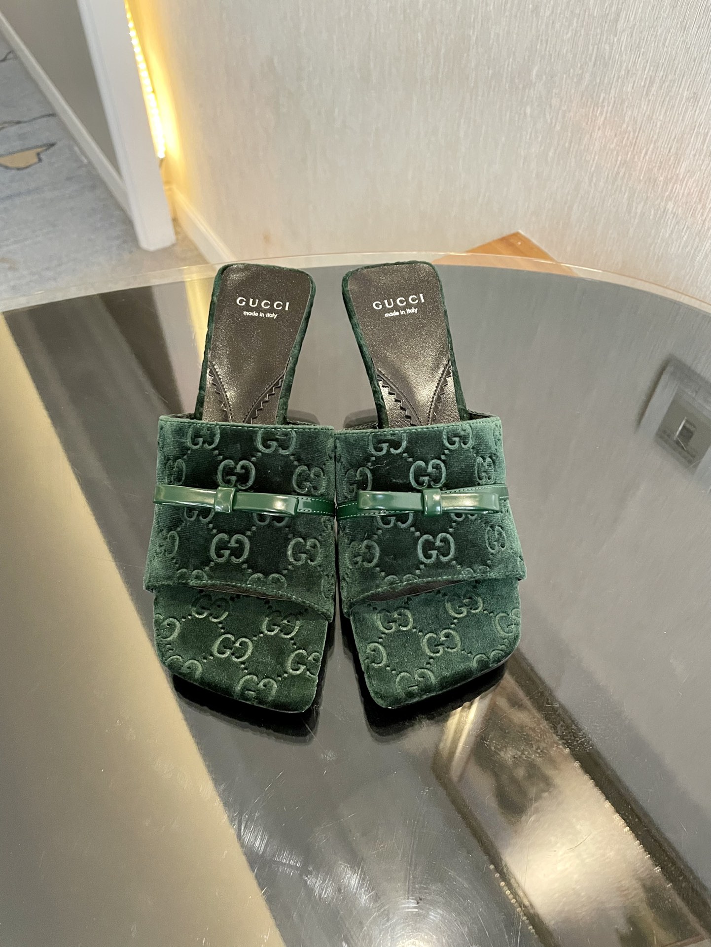 GUCCI 2025春夏 新作 オープントゥサンダルスリッパ ダブルGラインストーンバックル+ラウンドトゥ太ヒール オリジナルカスタムシープスキン