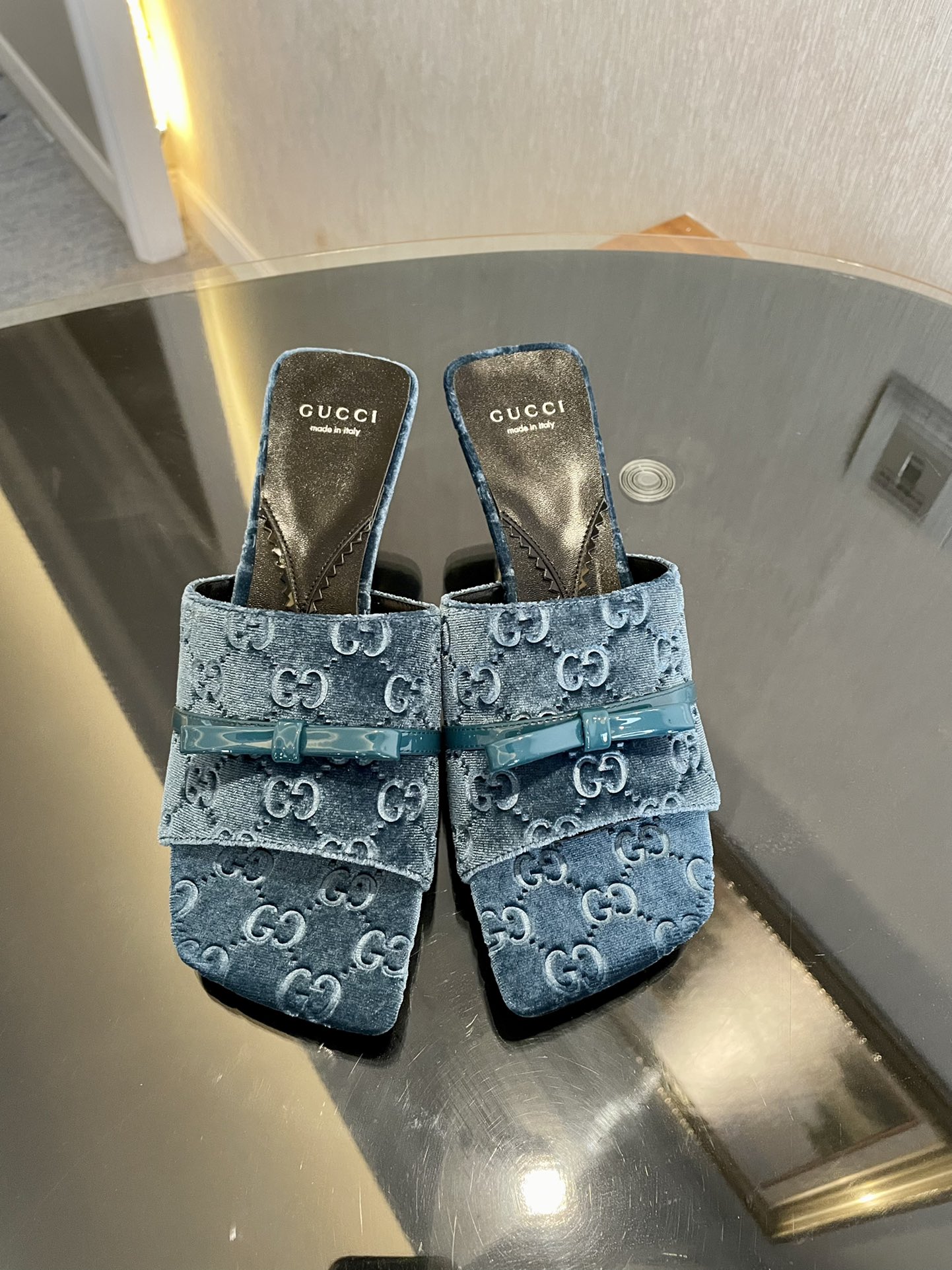 GUCCI 2025春夏 新作 オープントゥサンダルスリッパ ダブルGラインストーンバックル+ラウンドトゥ太ヒール オリジナルカスタムシープスキン