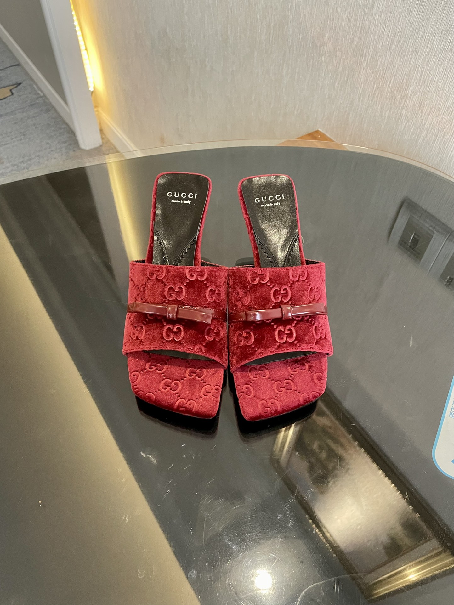 GUCCI 2025春夏 新作 オープントゥサンダルスリッパ ダブルGラインストーンバックル+ラウンドトゥ太ヒール オリジナルカスタムシープレザー