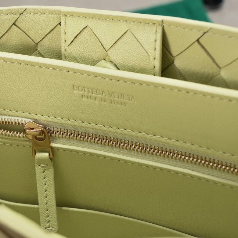 Bottega Veneta Classic Handcrafted Luxury Leather Shoulder Bag Ref 7