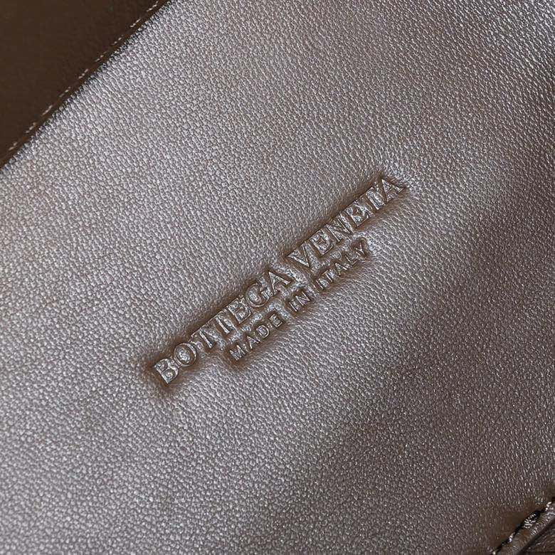 Celine Classic Handcrafted Luxury Leather Shoulder Bag Ref.84799B4F 8