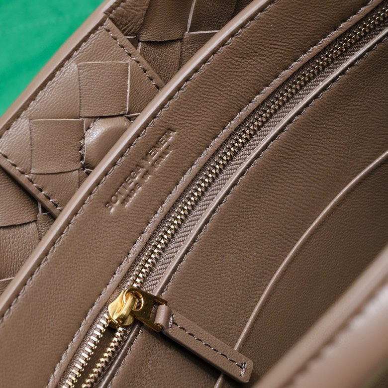 Celine Classic Handcrafted Luxury Leather Shoulder Bag Ref.84799B4F 7