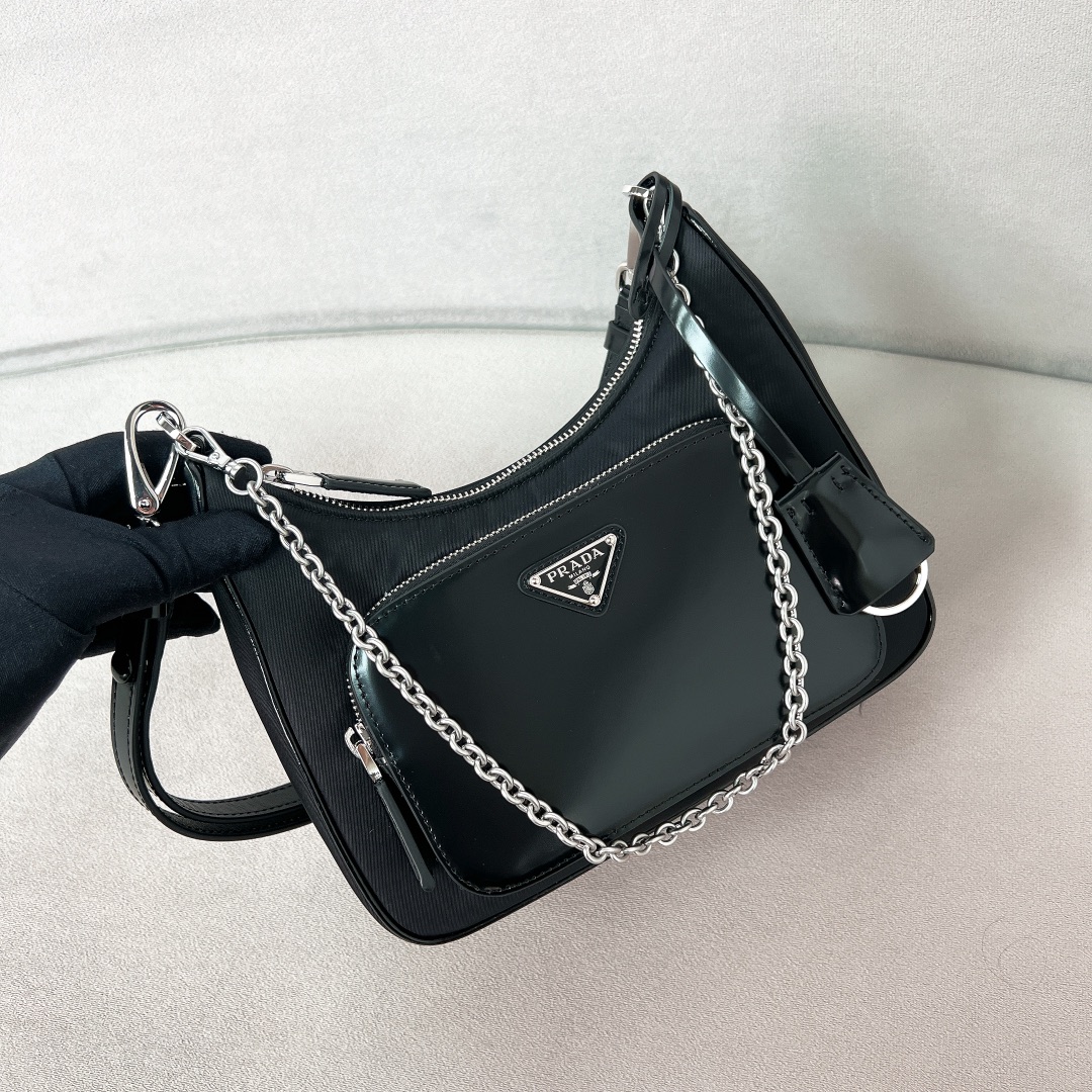 Original Prada new armpit bag, Prada official 1BC198 [Smooth cowhide silver buckle] nylon and glossy cowhide, this simple handbag is made of nylo