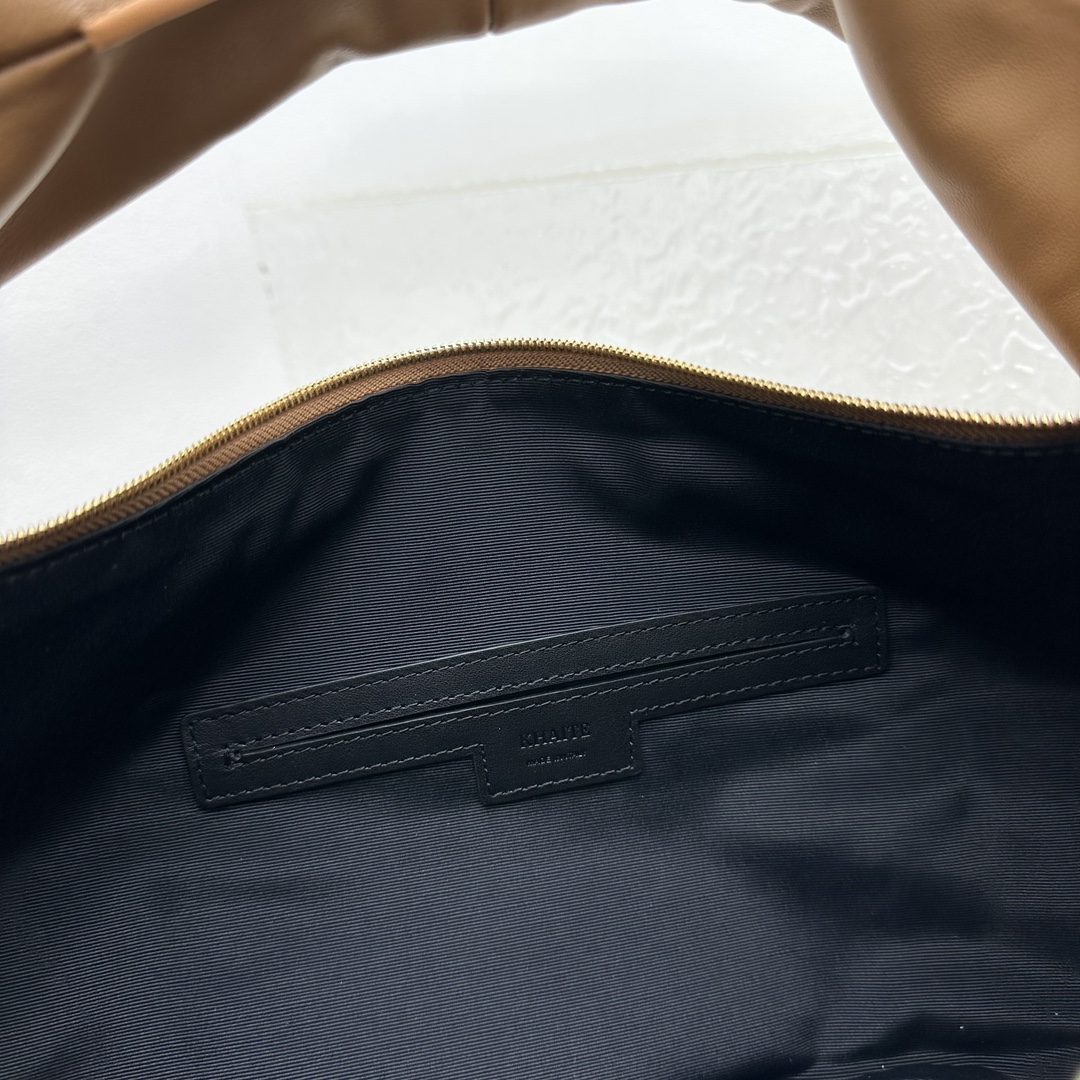 小号羊皮棕色新款可颂包腋下包包包采用极简洁流畅的线条达到时而柔和浪漫时而率性不羁的效果简约小众的设计羊皮