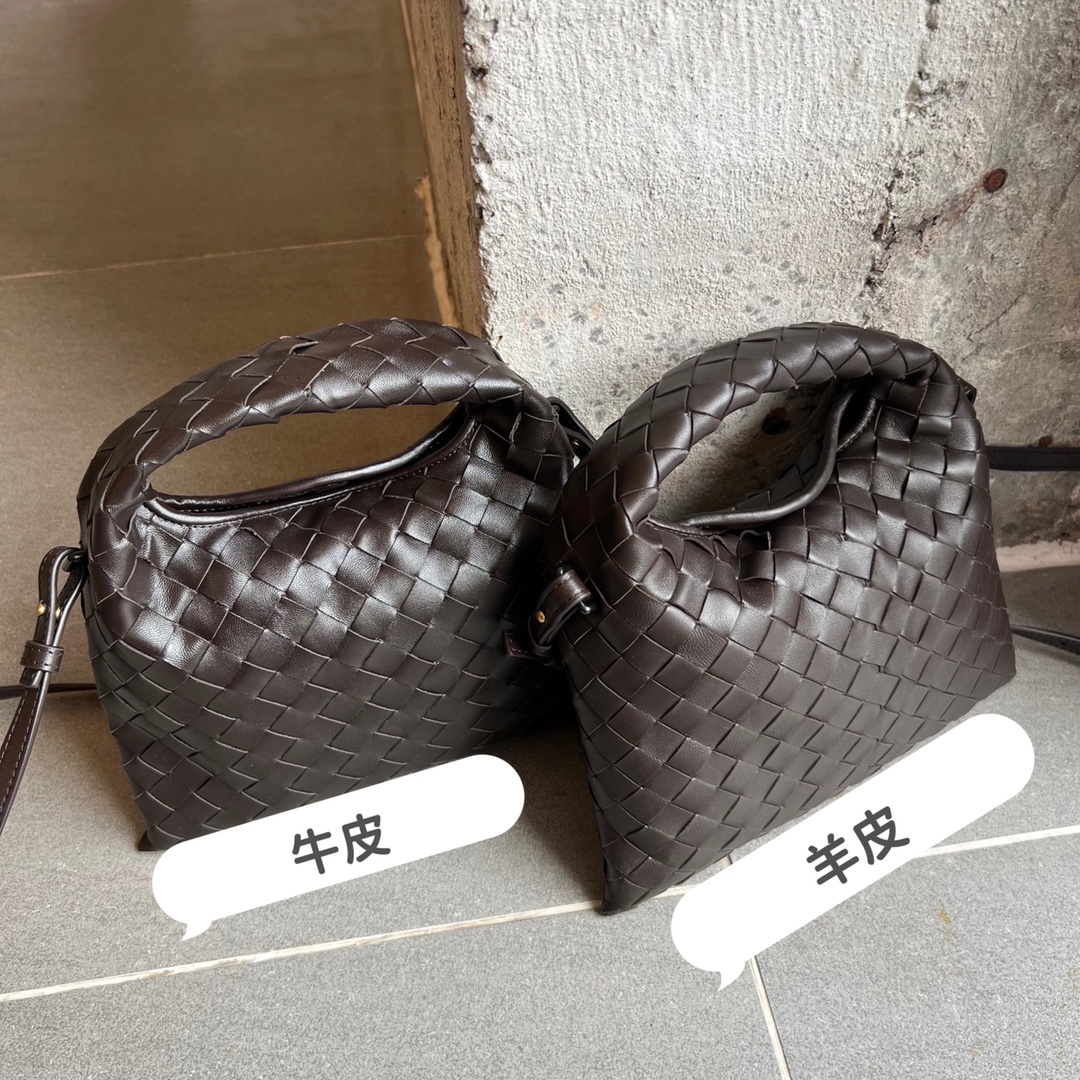 Bottega Veneta Two kinds of leather are available. BVs best-selling model is the original Mini Hop cowhide version 777586. The bag body and handl