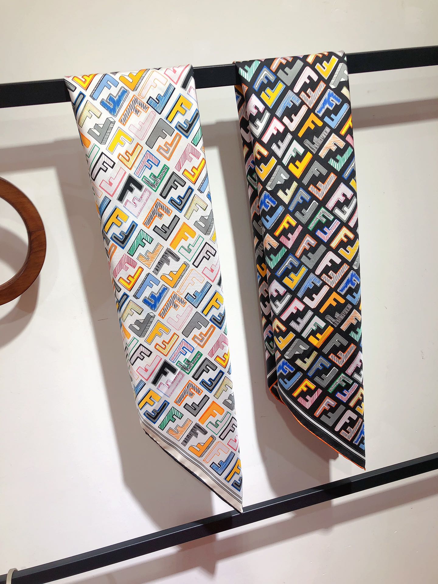 NO:173151,SFD2315 Original single Fendi 90cm silk square scarf Full F print is also very easy to match. The whole person looks so energetic and beautiful. It’s a great love!  The outfit is very easy to match, and you can get a lot of aura when you use it casually. You can see the details clearly. The high-standard quality that is absolutely praised [Specification 90x90cm Twill silk], high-version scarf, fendi, real silk19860909SFD2315 原单芬迪90cm真丝方巾 满F印花平时穿搭也非常好搭配,整个人看起来都会神采奕奕绝美印花实在是大爱 ！穿搭非常好搭配,随便一搭就是气场爆棚话不用多说,细节品质都看得清楚,绝对获赞的高规格品质【规格90x90cm 斜纹真丝】,高版本围巾,fendi,real silk,scarf