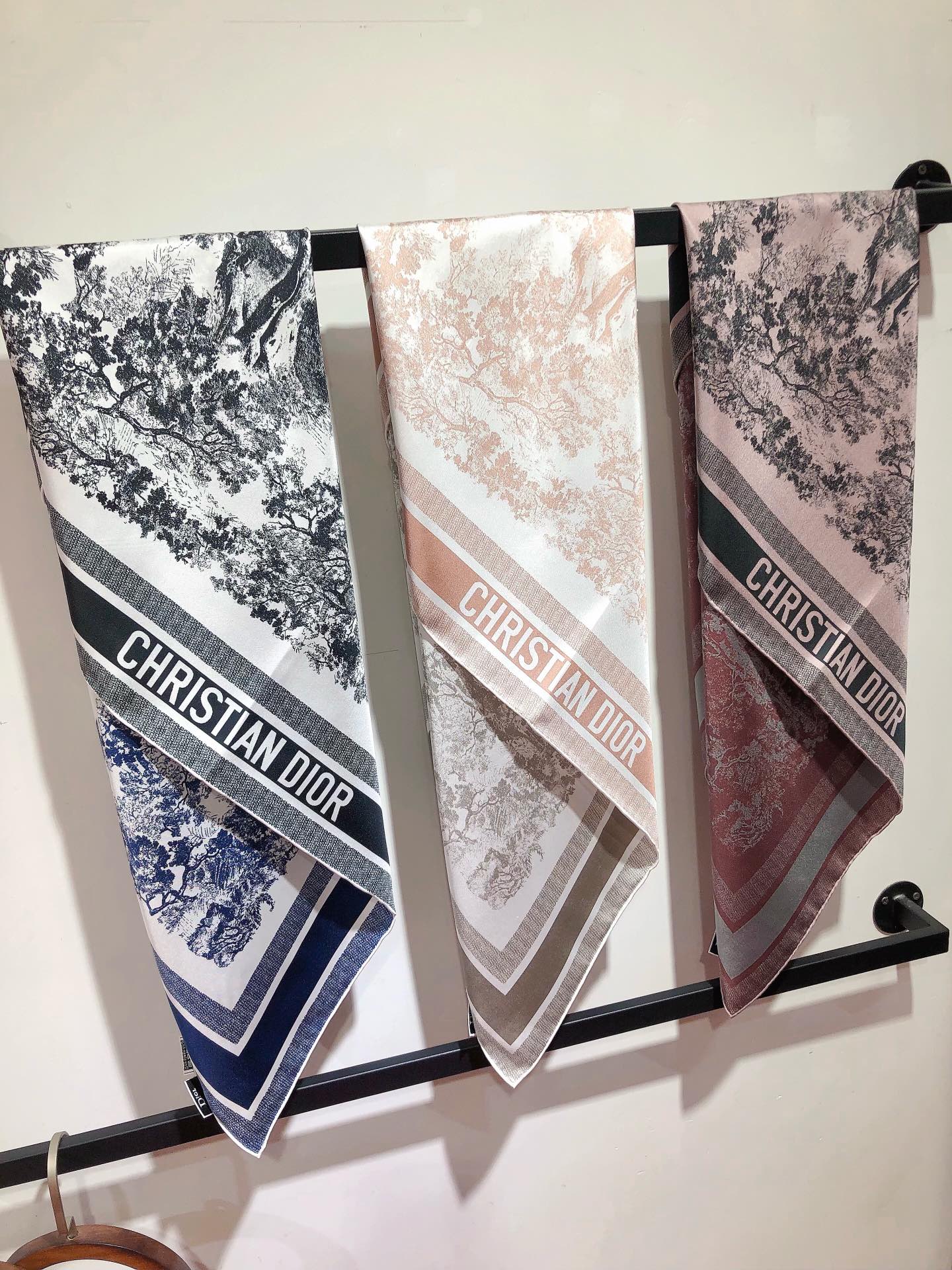 NO:173156,SDO2340 [18 Mmi Double-Side] Original single Dior 90cm silk double-sided square scarf, classic Juyi printing pattern, using top twill silk material to create a baby's skin-like feel, the industry's most accurate printing process, full colors and rich thickness available in all seasons, super practical, pure hand-made curly edges [lip] [lip] [specimen 90x90cm. Twill silk double-sided two-color], high-version scarf, dior, real silk19860909SDO2340【18姆米双面】原单迪奥90cm真丝双面方巾,经典茹伊印花图案,采用顶级斜纹真丝材质,打造如婴儿肌肤般的手感, 业内最精确的印花工艺 色彩饱满丰富四季可用的厚度 超实用 纯手工卷边[嘴唇][嘴唇]【规格90x90cm.斜纹真丝 双面双色】,高版本围巾,dior,real silk,scarf