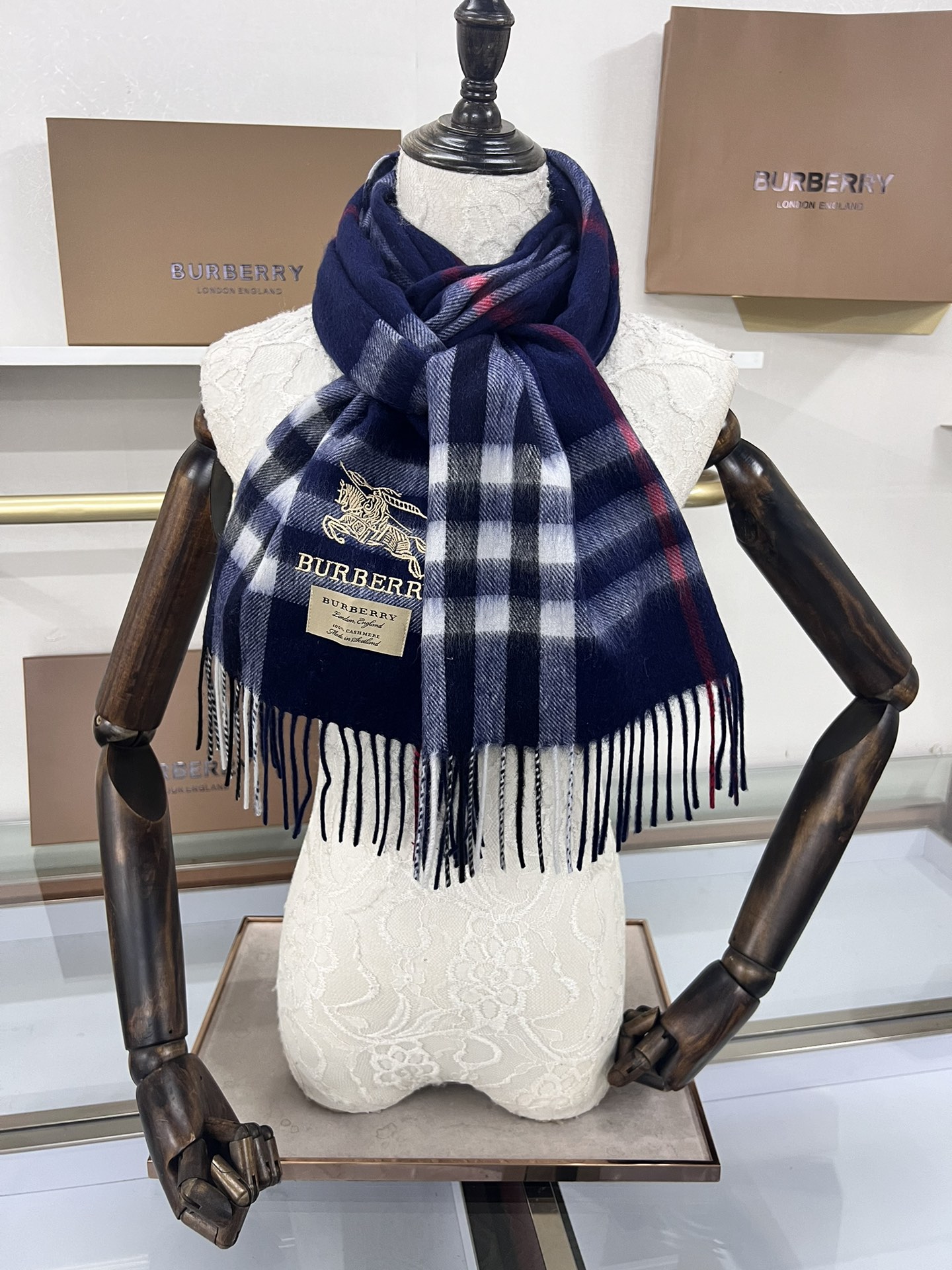 💟Burberry回馈款❗️这才叫真正的家属福利‼️B家这款羊恙绒的面料非常满意~手感真的好到不行‼️寒