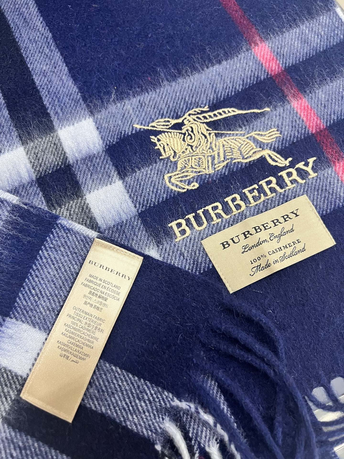 💟Burberry回馈款❗️这才叫真正的家属福利‼️B家这款羊恙绒的面料非常满意~手感真的好到不行‼️寒