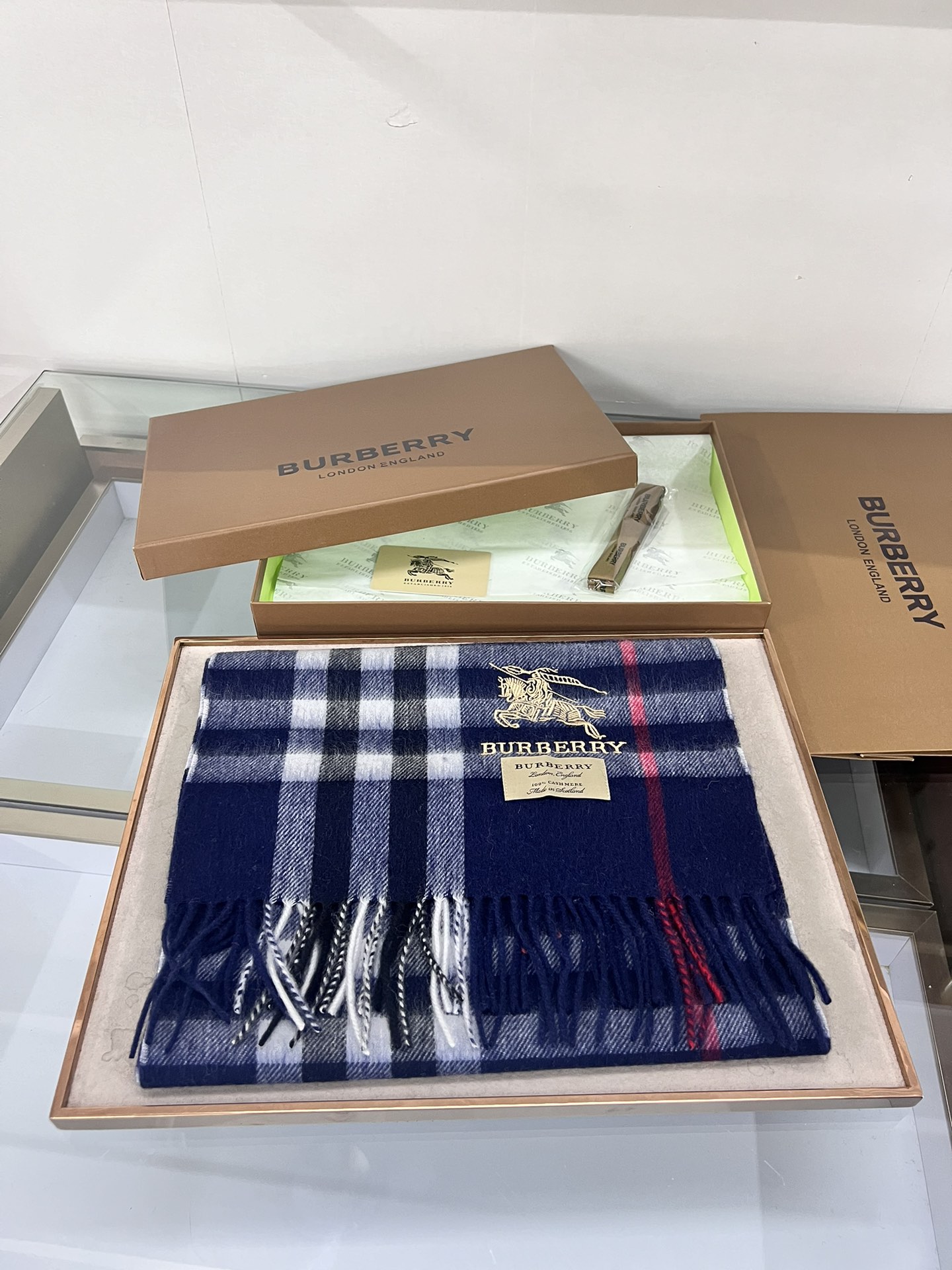 💟Burberry回馈款❗️这才叫真正的家属福利‼️B家这款羊恙绒的面料非常满意~手感真的好到不行‼️寒