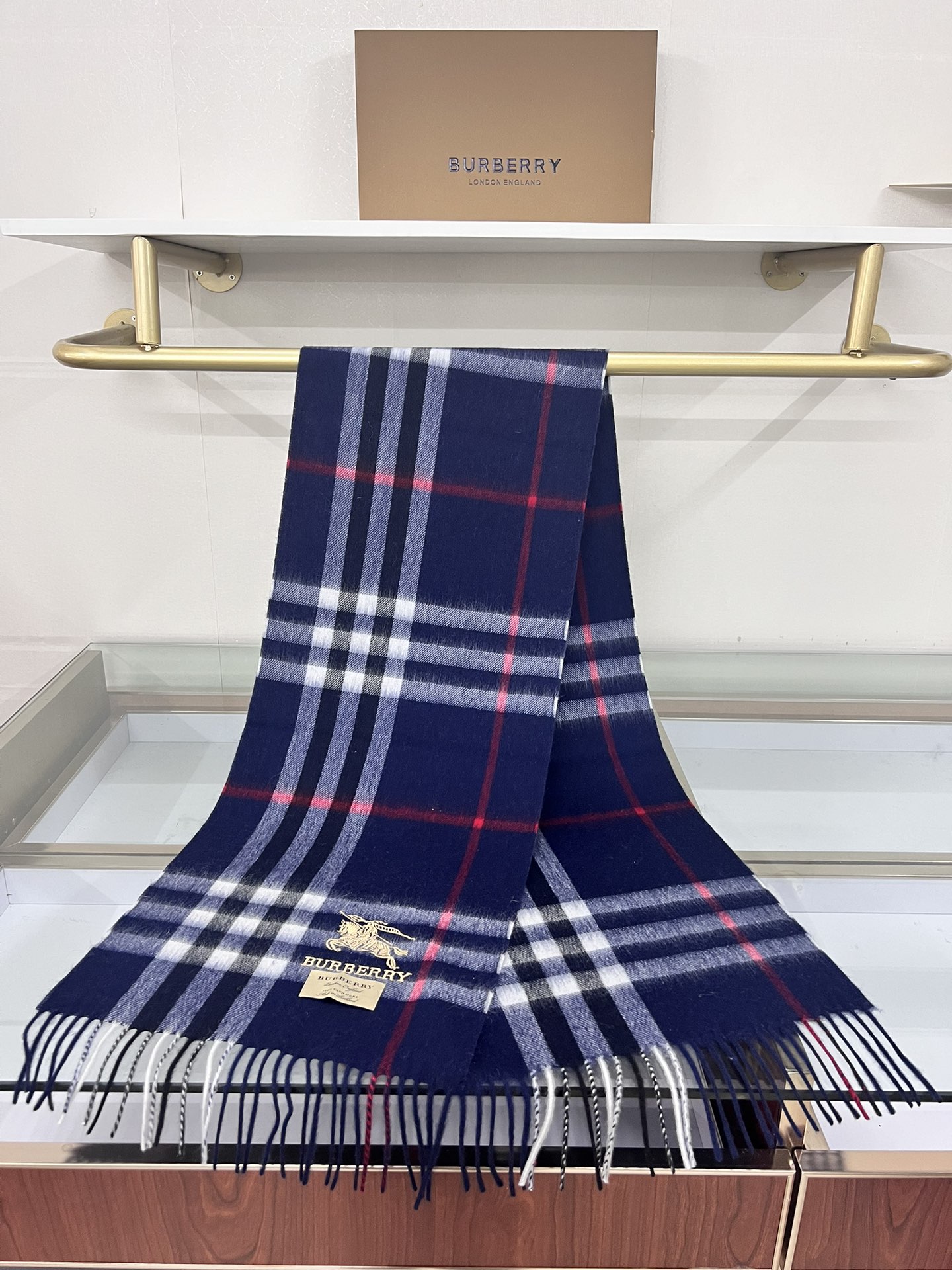 💟Burberry回馈款❗️这才叫真正的家属福利‼️B家这款羊恙绒的面料非常满意~手感真的好到不行‼️寒