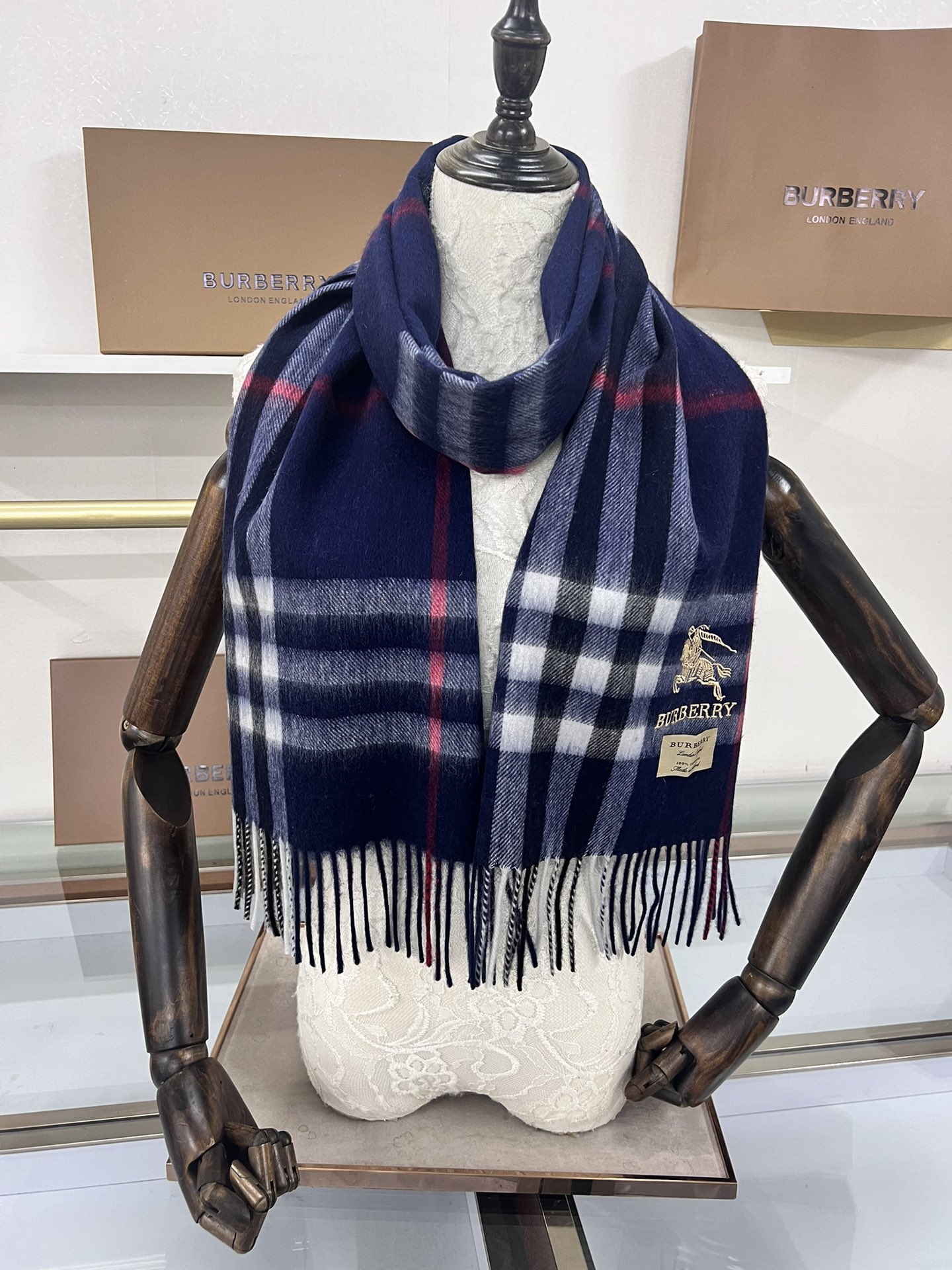 💟Burberry回馈款❗️这才叫真正的家属福利‼️B家这款羊恙绒的面料非常满意~手感真的好到不行‼️寒