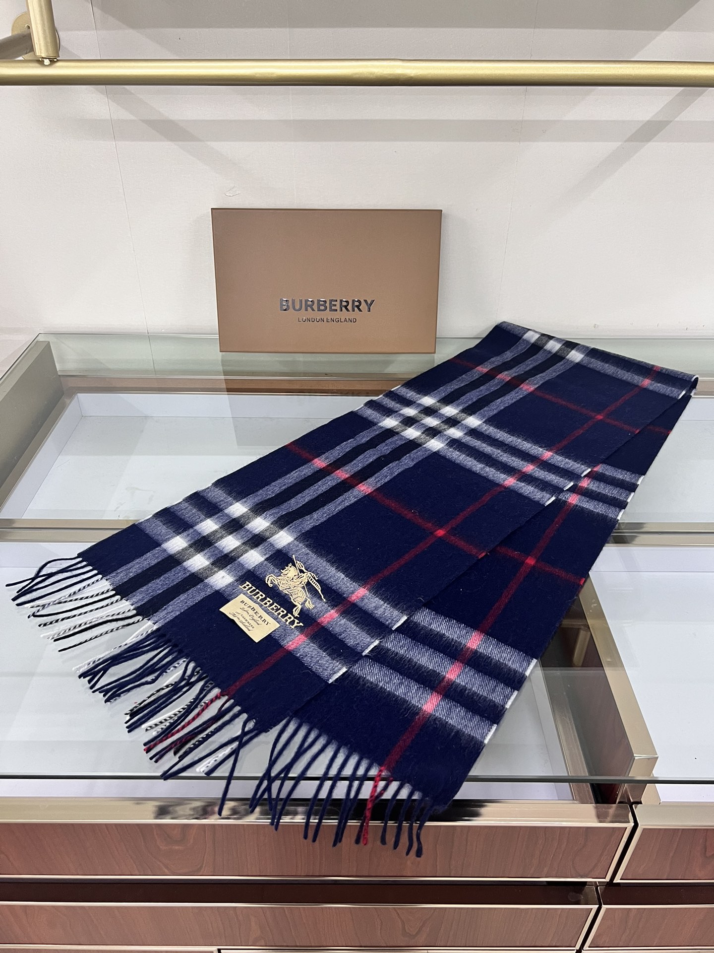 💟Burberry回馈款❗️这才叫真正的家属福利‼️B家这款羊恙绒的面料非常满意~手感真的好到不行‼️寒