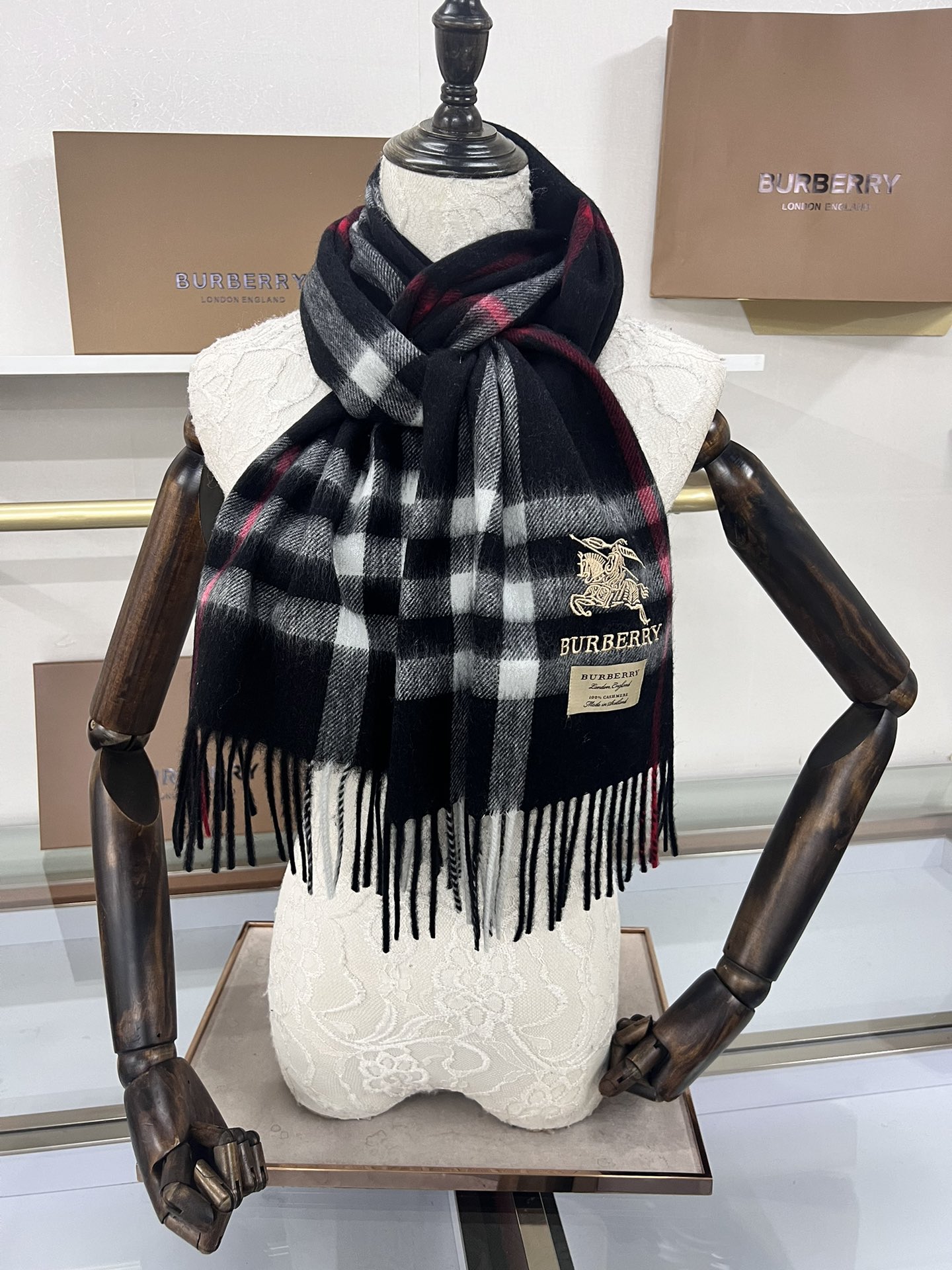 💟Burberry回馈款❗️这才叫真正的家属福利‼️B家这款羊恙绒的面料非常满意~手感真的好到不行‼️寒