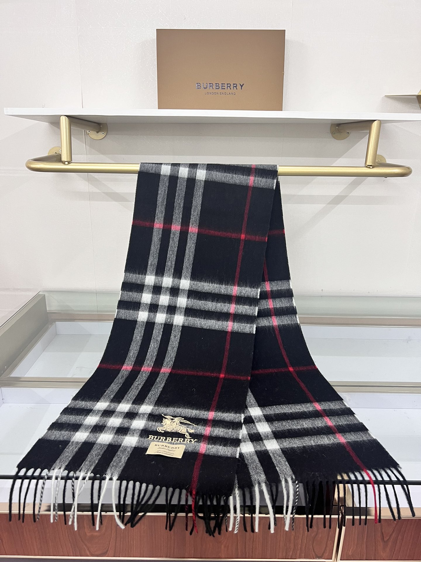 💟Burberry回馈款❗️这才叫真正的家属福利‼️B家这款羊恙绒的面料非常满意~手感真的好到不行‼️寒