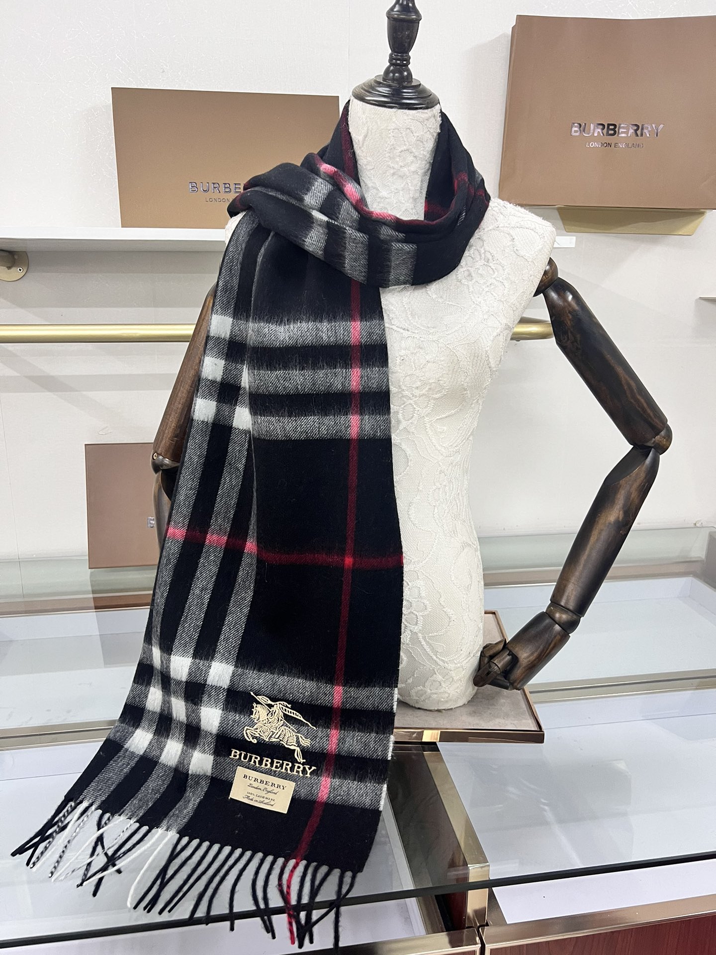 💟Burberry回馈款❗️这才叫真正的家属福利‼️B家这款羊恙绒的面料非常满意~手感真的好到不行‼️寒