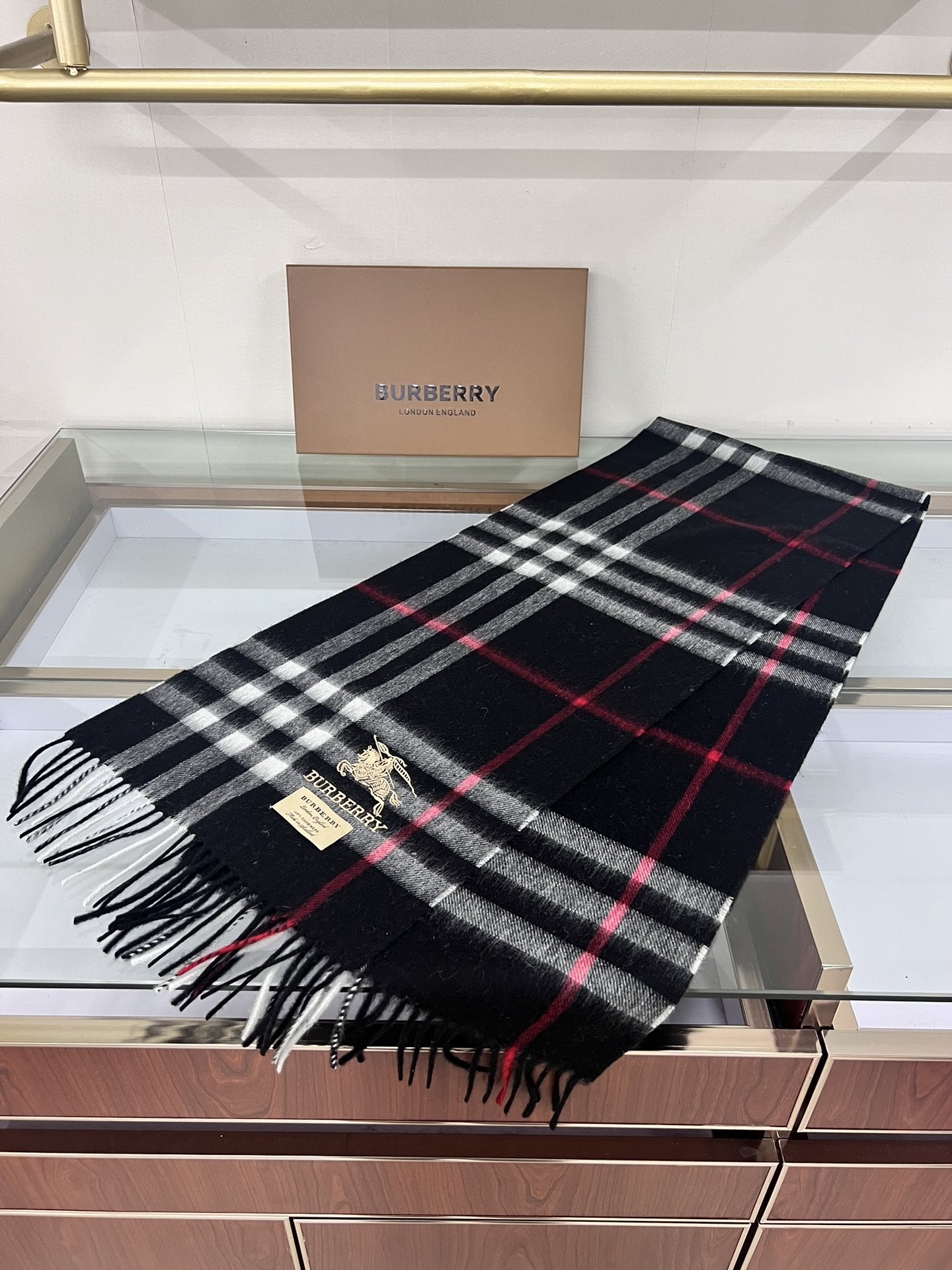 💟Burberry回馈款❗️这才叫真正的家属福利‼️B家这款羊恙绒的面料非常满意~手感真的好到不行‼️寒