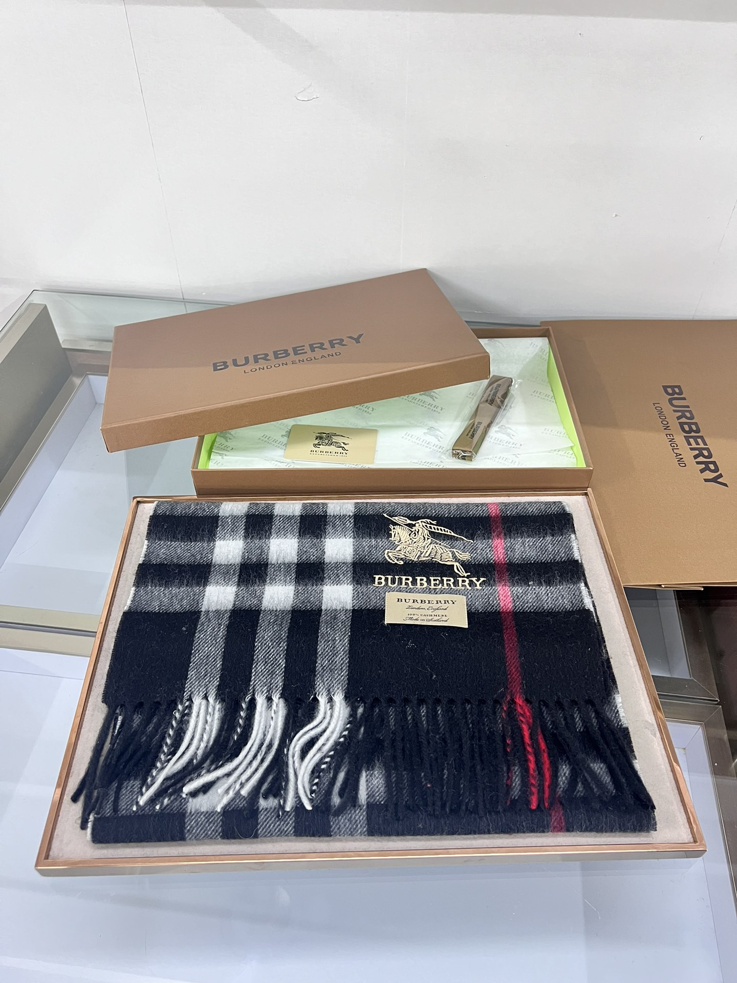 💟Burberry回馈款❗️这才叫真正的家属福利‼️B家这款羊恙绒的面料非常满意~手感真的好到不行‼️寒