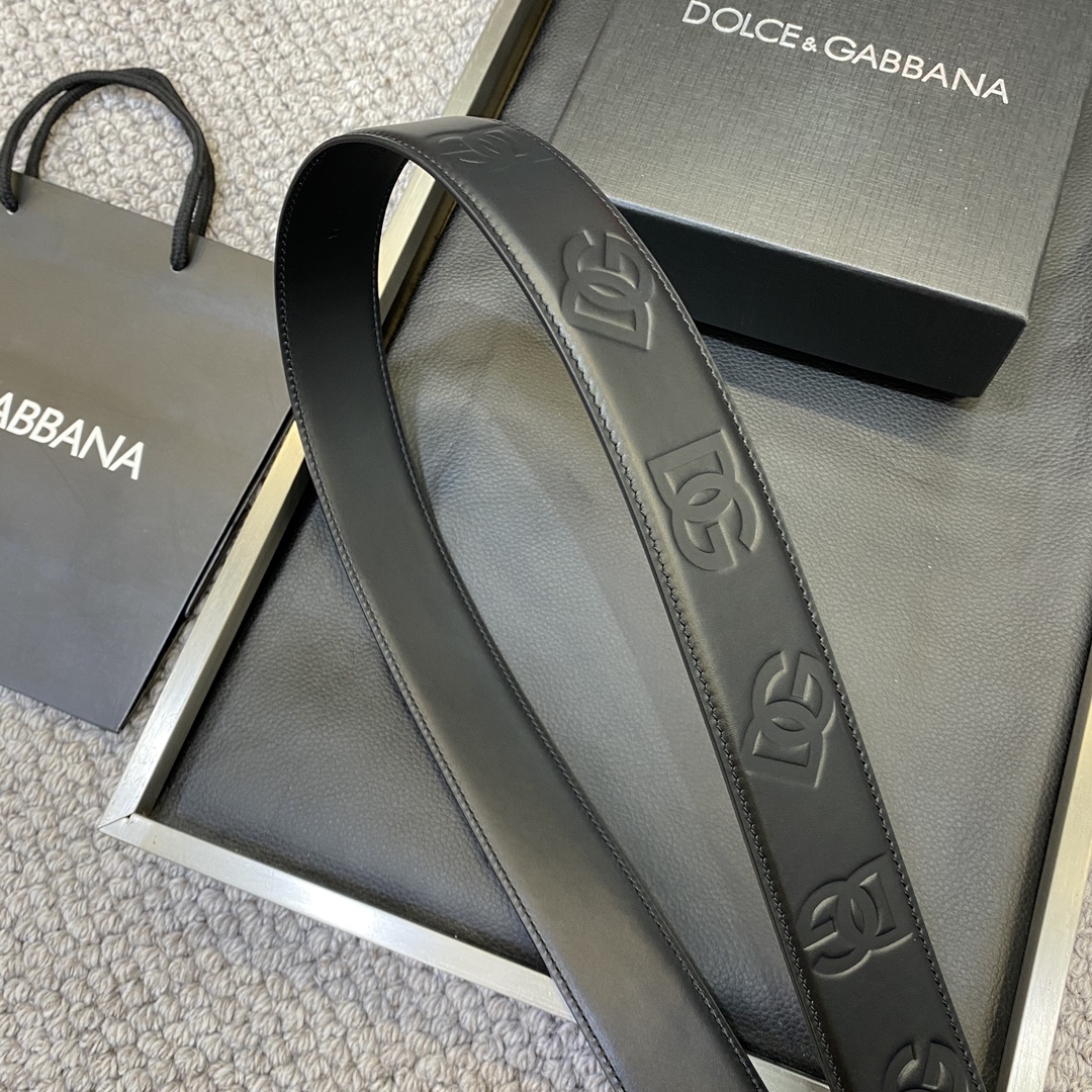 ️杜嘉班納Dolce&Gabbana柜姐推薦種草自留款一直是喜歡這种风格24k電鍍色泽很显檔次頭層皮的手