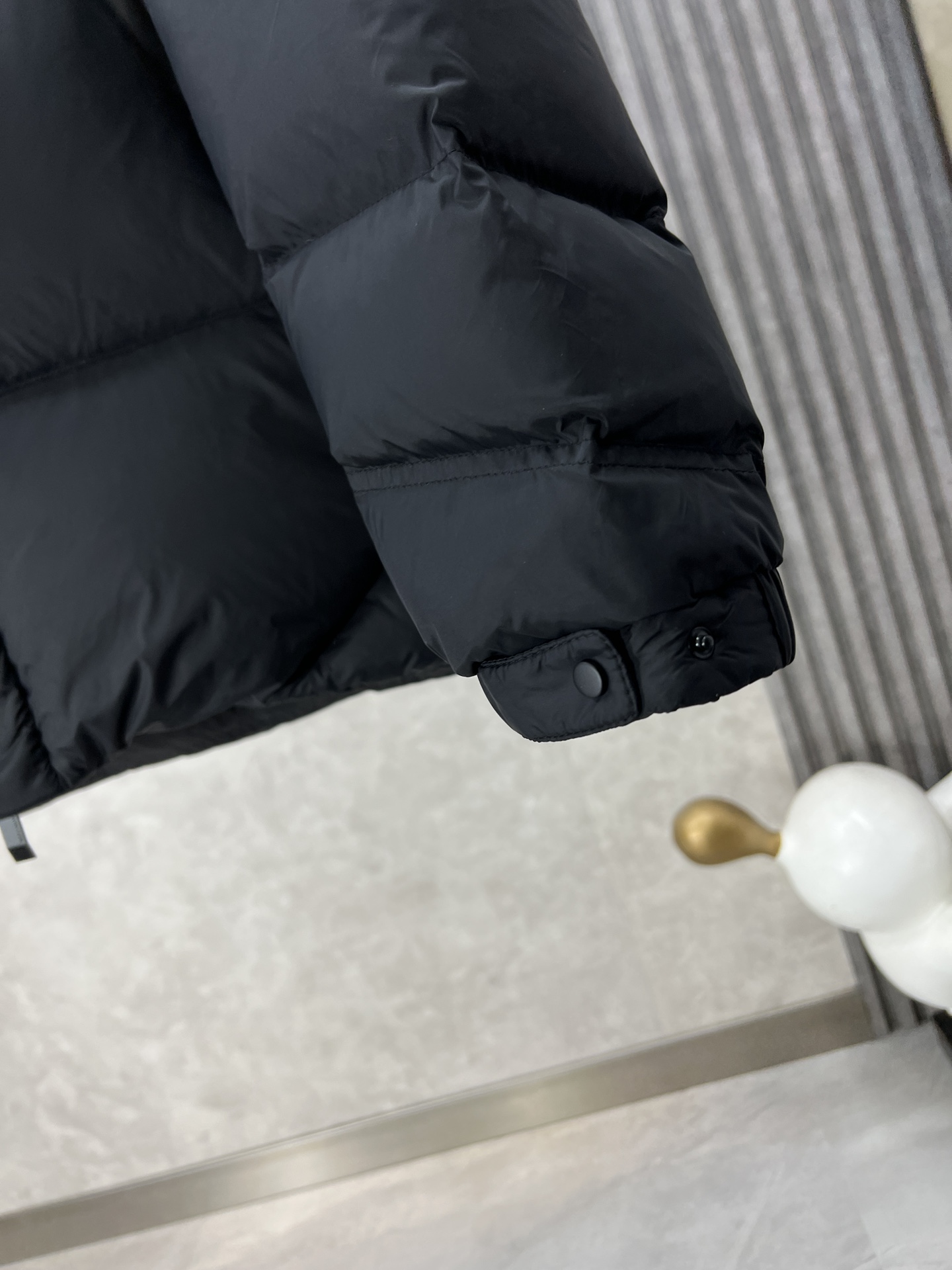 Moncler蒙口秋冬新品Jarama男士短款羽绒外套Jarama短款羽绒夹克是一款个性单品专为注重功能