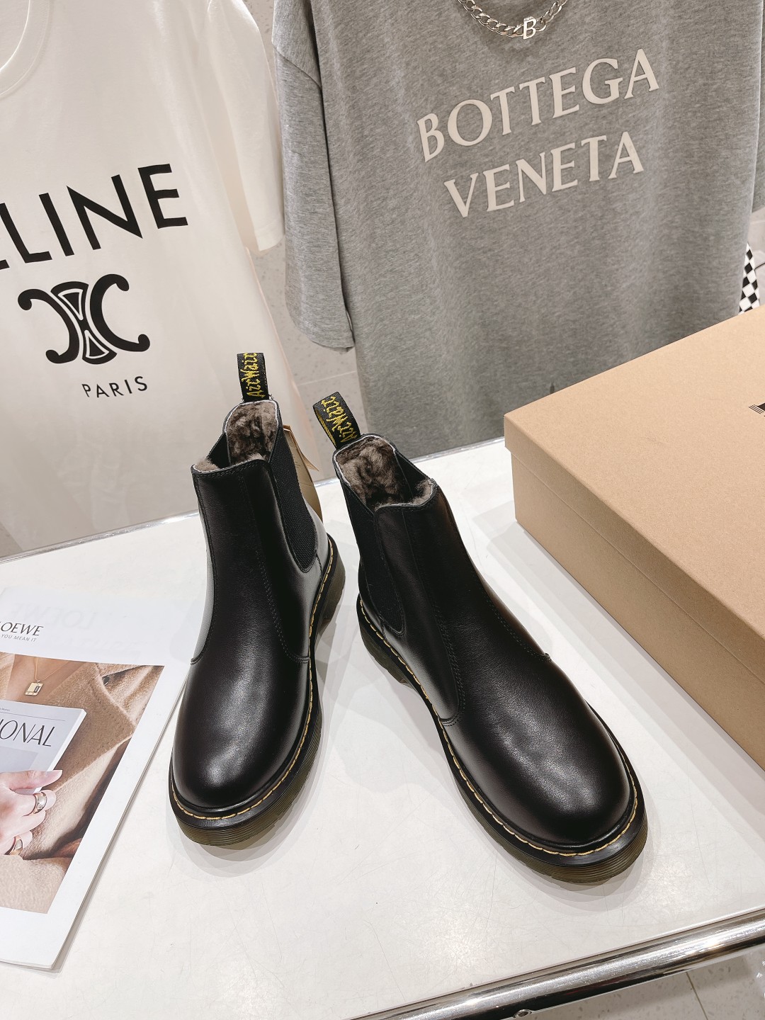 High-End Factory-Made Dr. Martens Boots 2023: Superstar Net Red Short Wool Boots - 图片 2