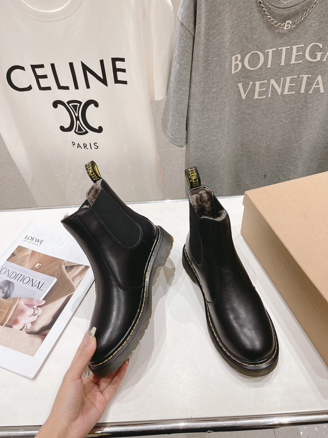 High-End Factory-Made Dr. Martens Boots 2023: Superstar Net Red Short Wool Boots - 图片 3