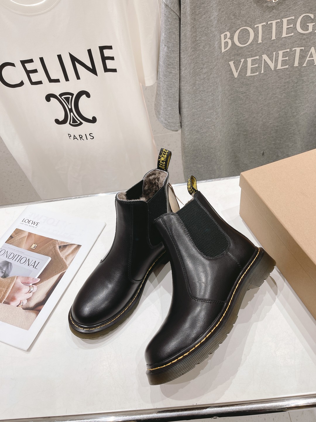 High-End Factory-Made Dr. Martens Boots 2023: Superstar Net Red Short Wool Boots - 图片 5