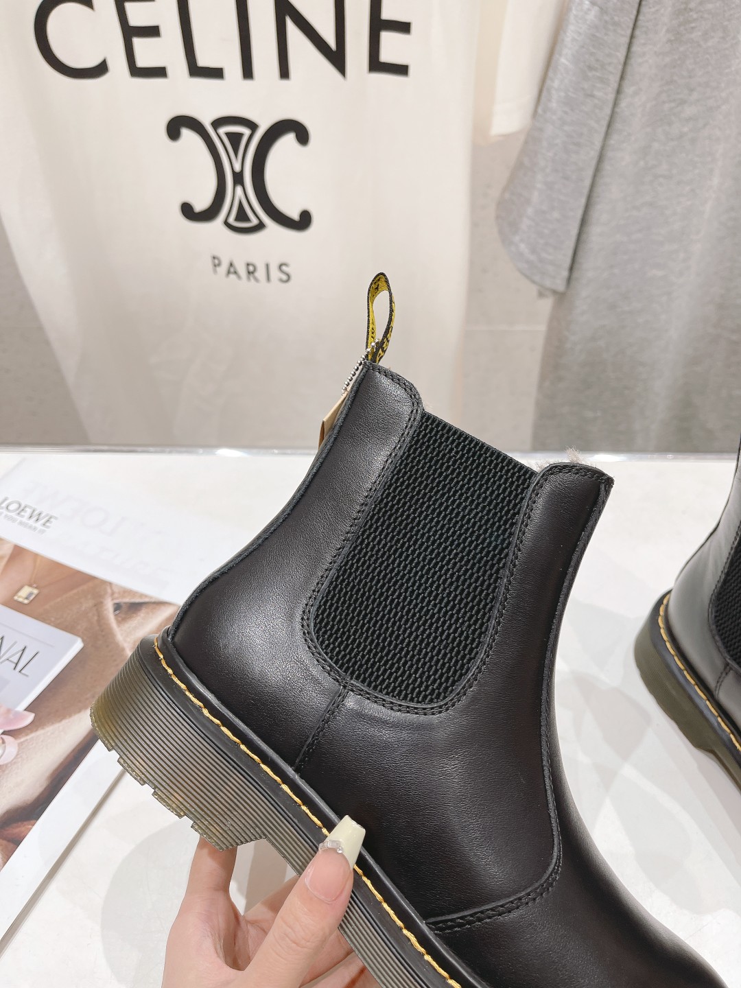High-End Factory-Made Dr. Martens Boots 2023: Superstar Net Red Short Wool Boots - 图片 6