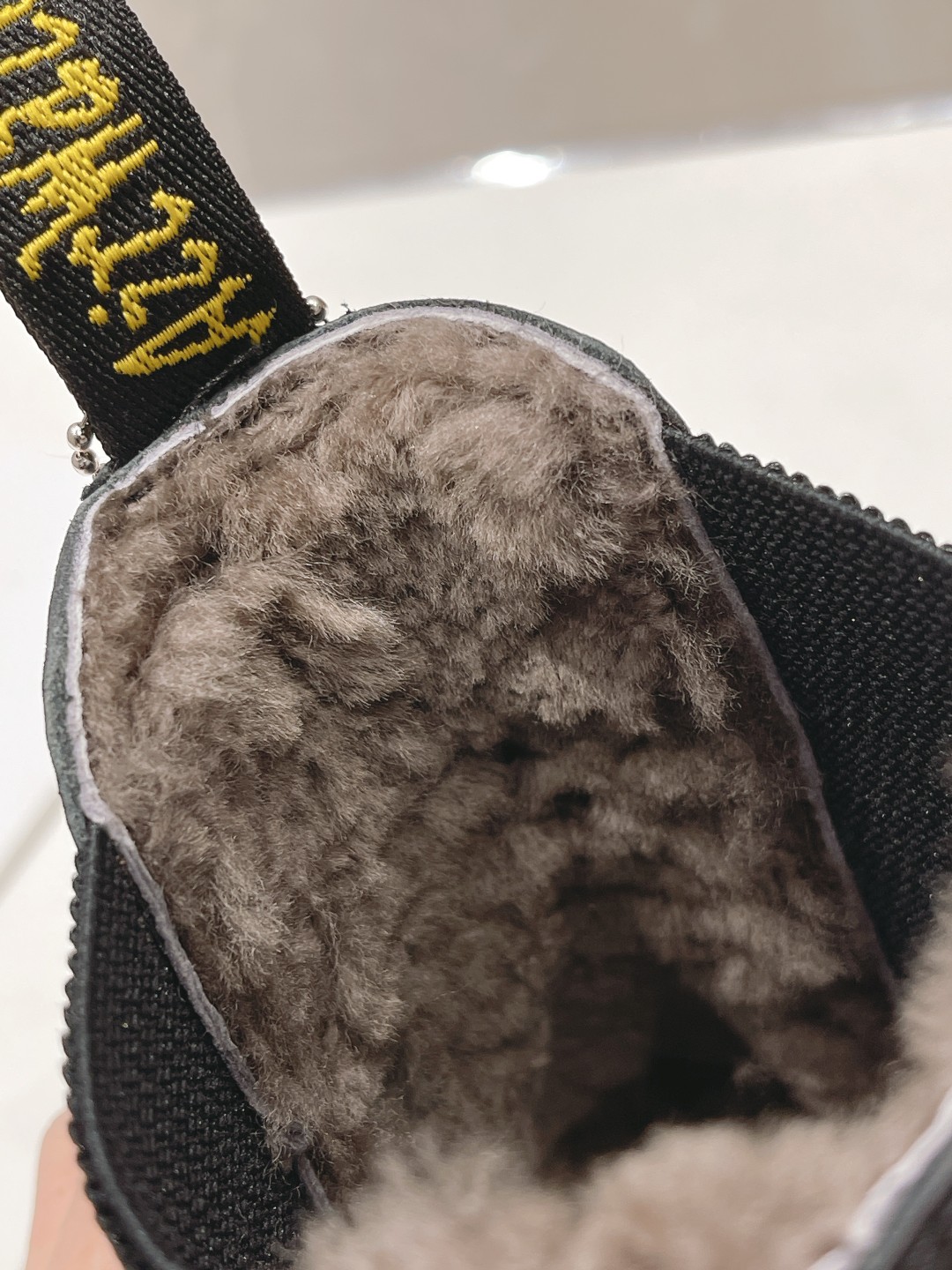 High-End Factory-Made Dr. Martens Boots 2023: Superstar Net Red Short Wool Boots - 图片 8