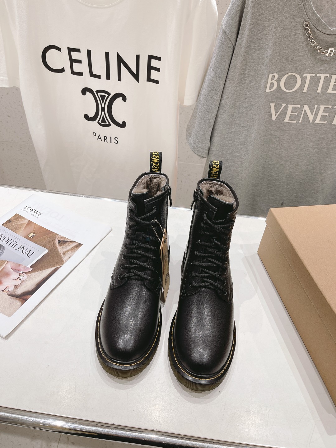 High-End 725 Factory Dr. Martens Boots 2023: Superstar Net Red Cow-Coated Wool Boots