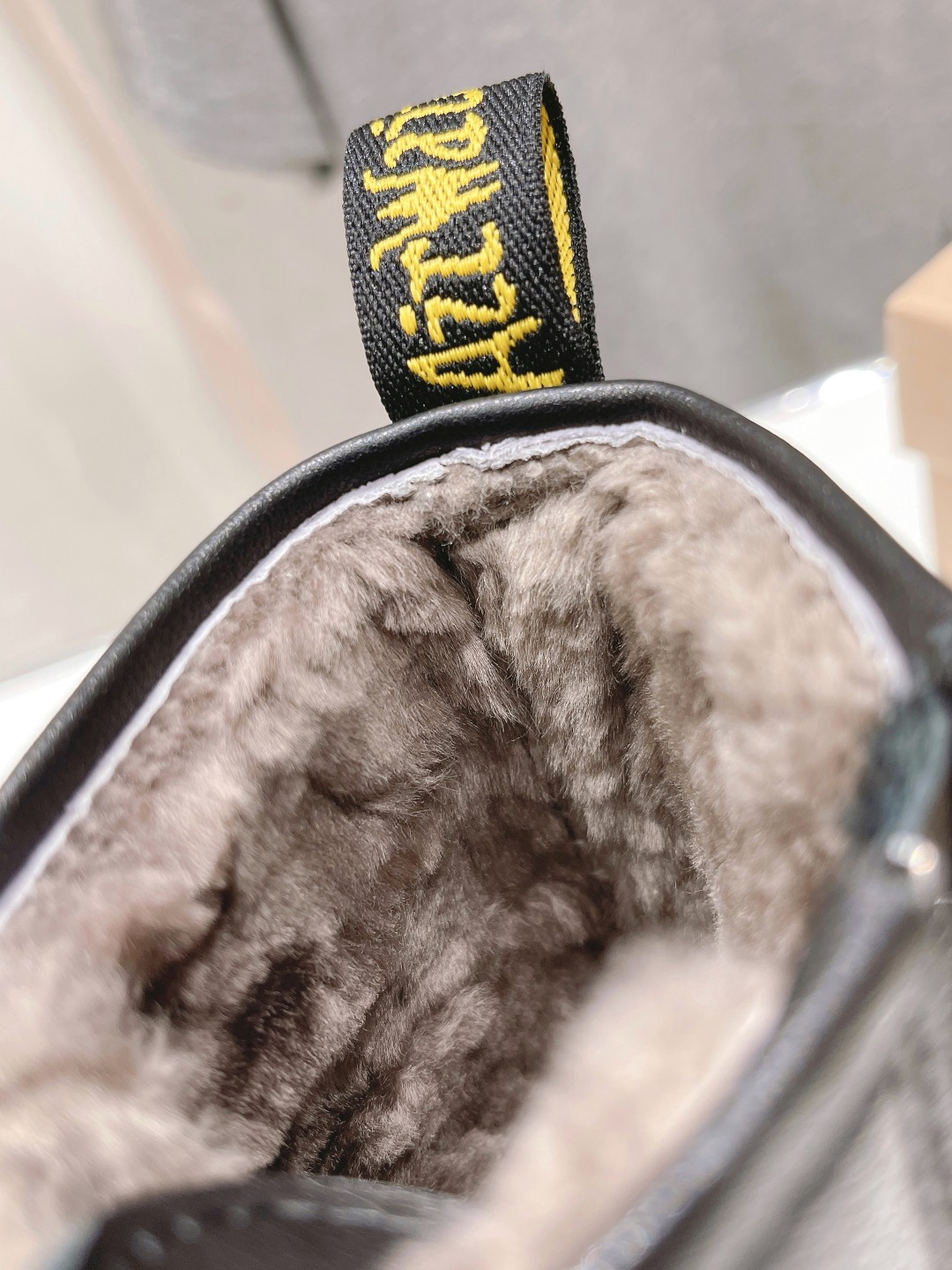 High-End 725 Factory Dr. Martens Boots 2023: Superstar Net Red Cow-Coated Wool Boots - 图片 7
