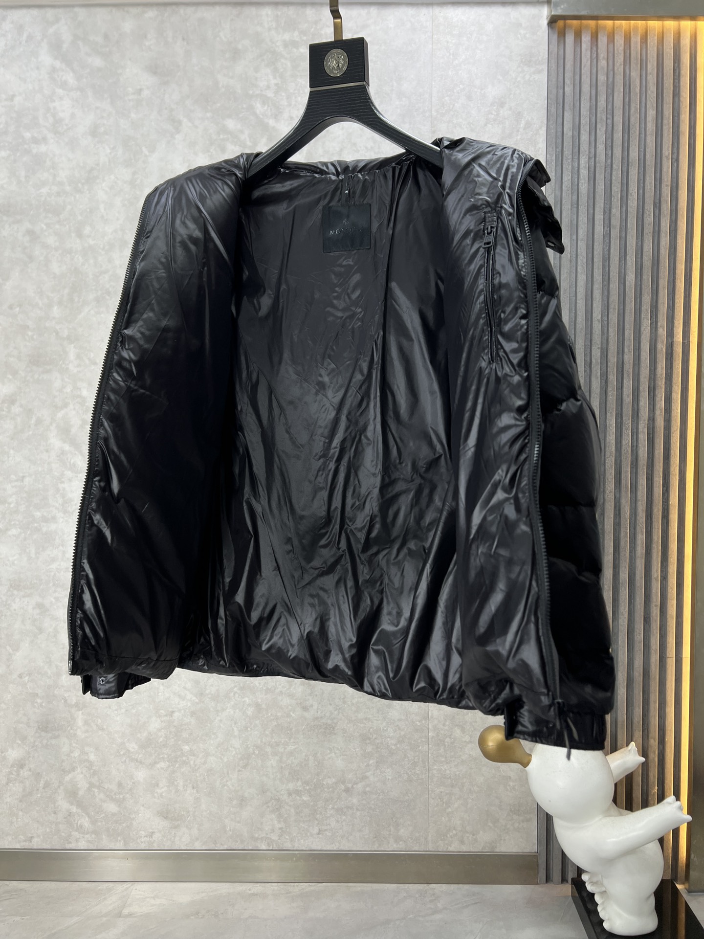 MONCLER蒙口秋冬新品男士羽绒外套专为注重功能性和美观性的男士设计高密度的尼龙面料内里填充300+克