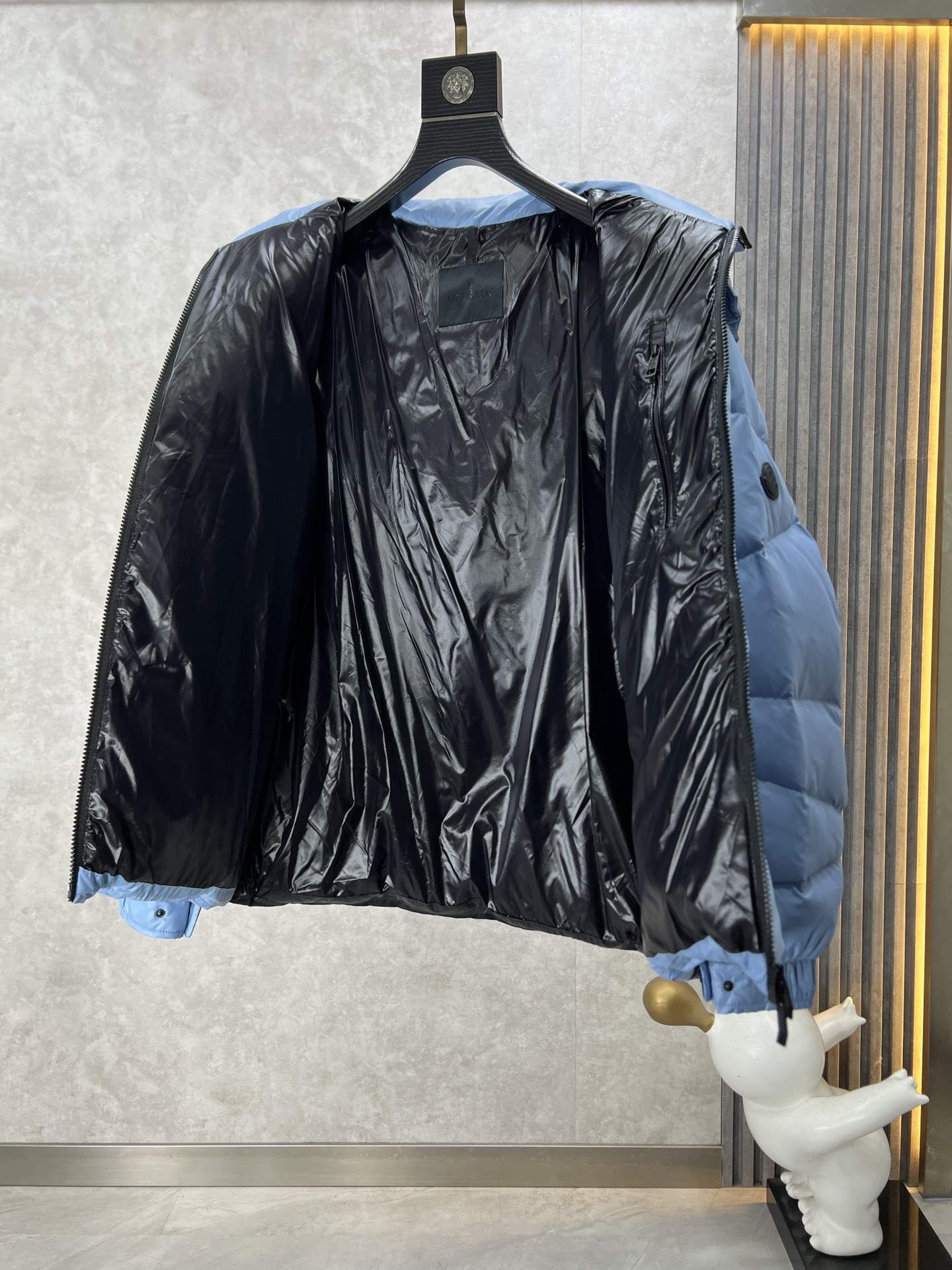 MONCLER蒙口秋冬新品男士羽绒外套专为注重功能性和美观性的男士设计高密度的尼龙面料内里填充300+克