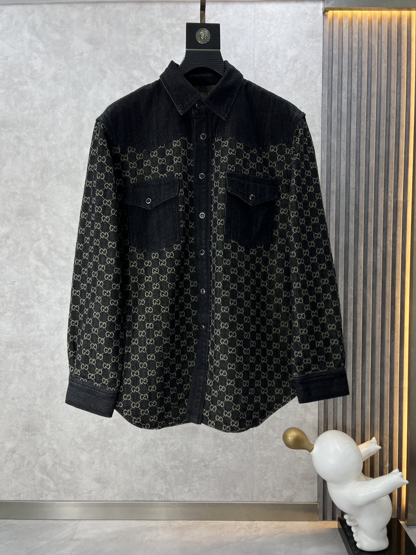 Gucci古奇FW双G提花牛仔外套品牌标识贯穿整个系列探索百搭风格的可能性成衣系列也以这一主题为灵感焕新