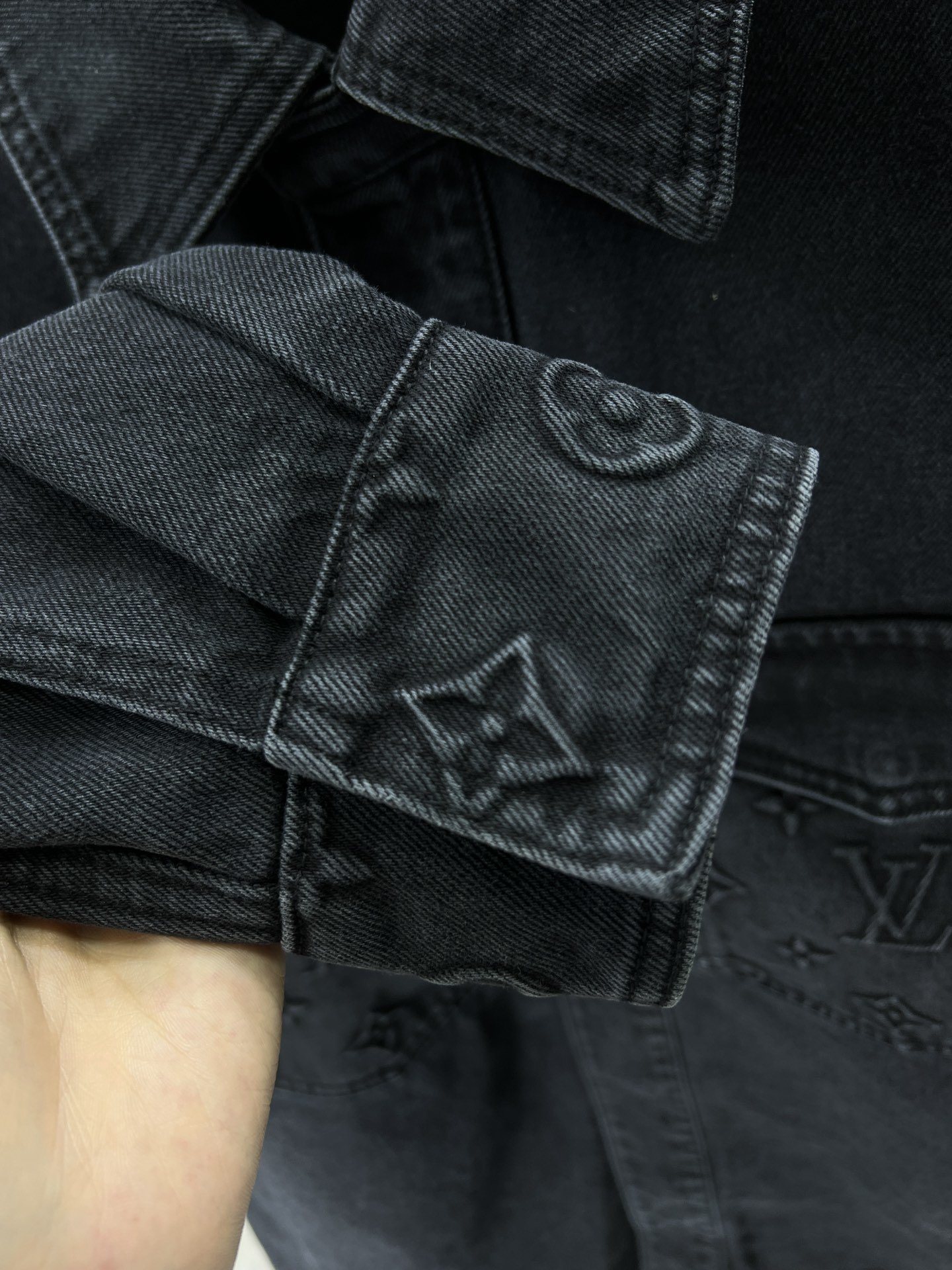 v23FW立体压花口袋牛仔衬衣外套S-XL面料采用480克重磅牛仔面料手感舒适透气有版型打底外穿非常百搭
