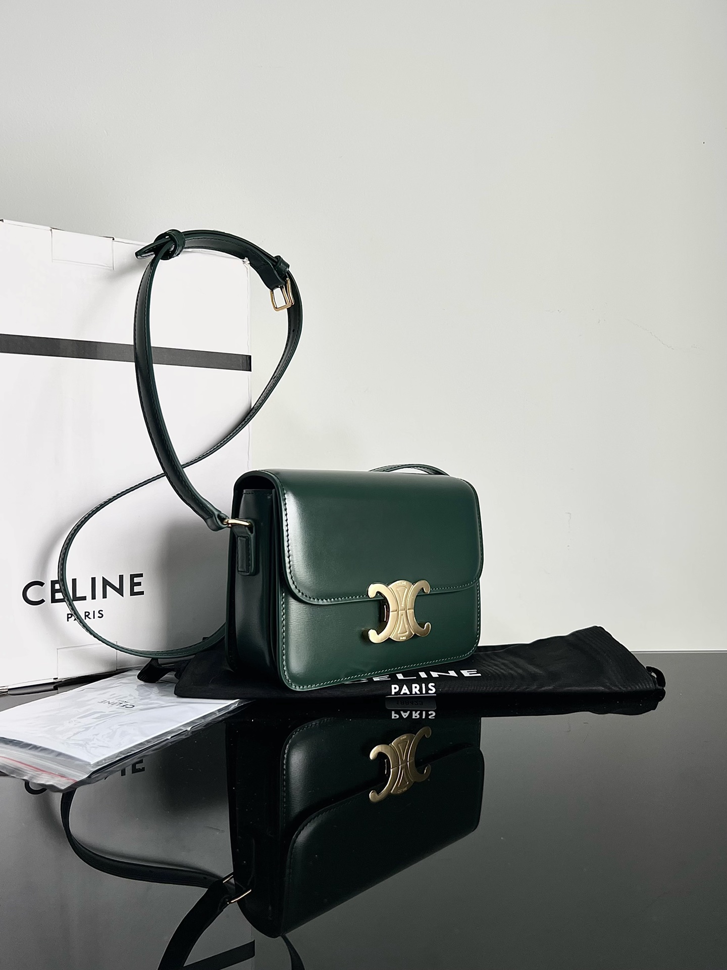 Celine Premium Details TRIOMPHE Teen Arc de Triomphe. Small size: 18.5 X 14 X 6cm. . Original leather, all-steel hardware, TRIOMPHE outer cowhide