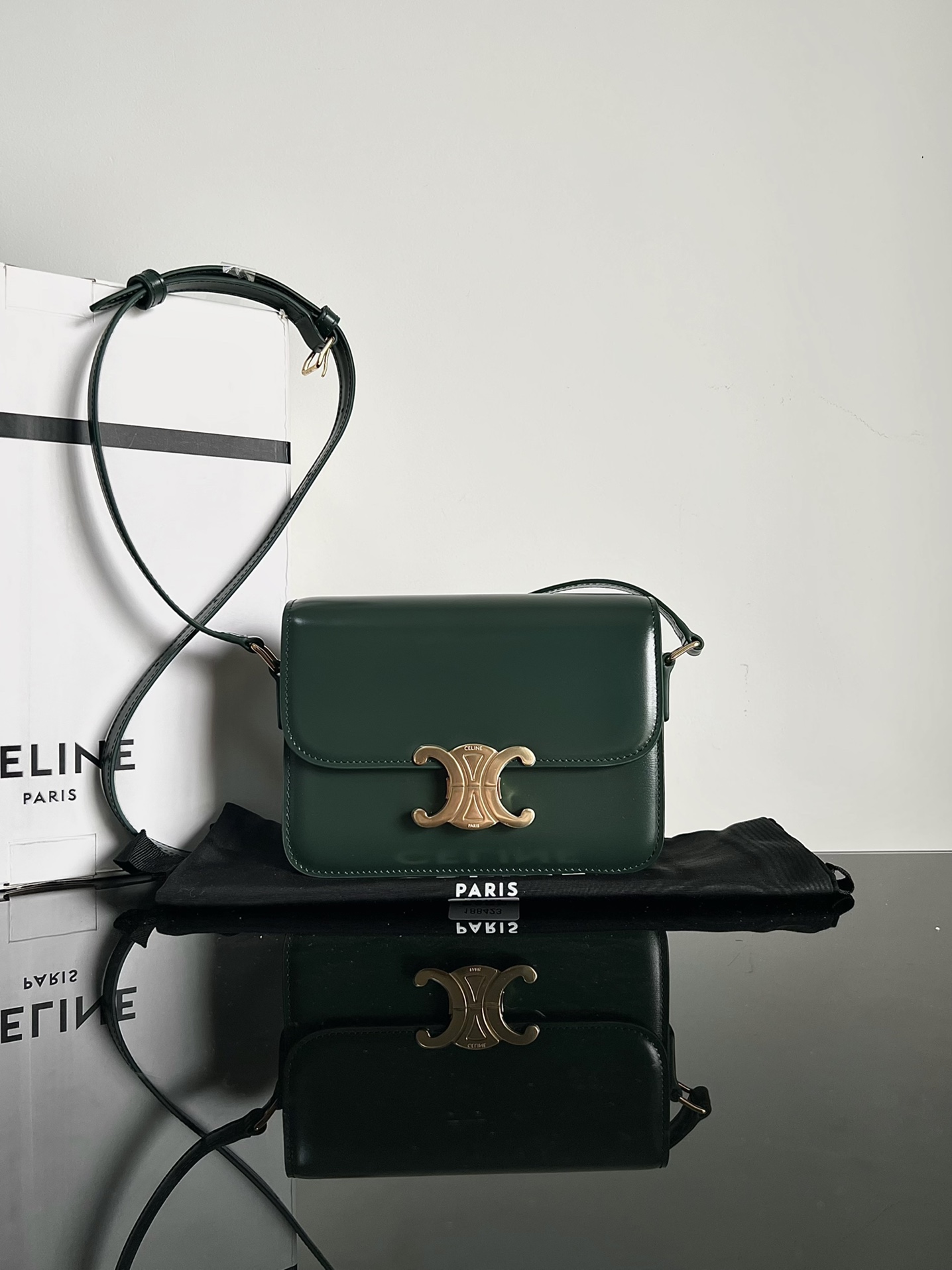 Celine Premium Details TRIOMPHE Teen Arc de Triomphe. Small size: 18.5 X 14 X 6cm. . Original leather, all-steel hardware, TRIOMPHE outer cowhide
