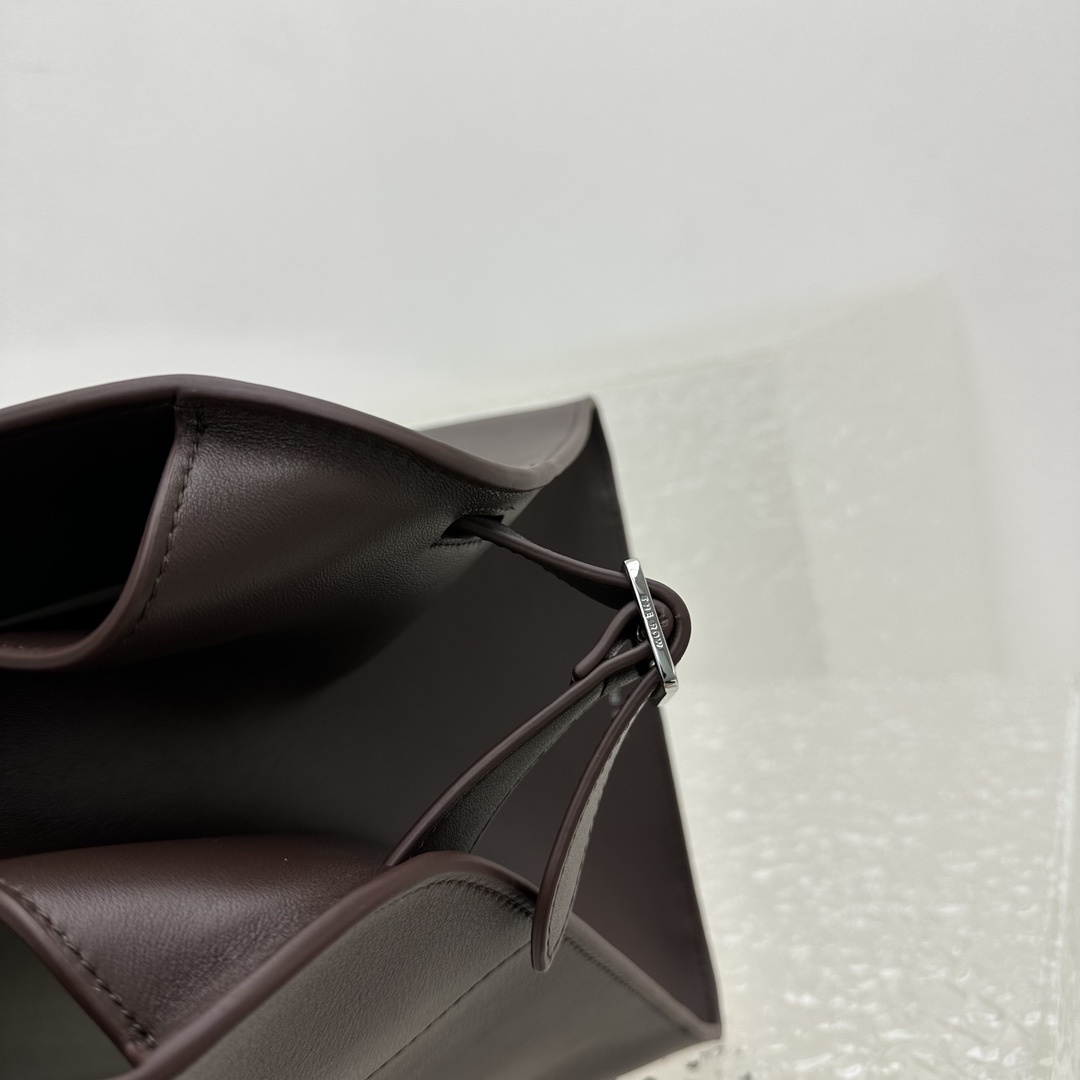 中号平纹巧克力Margaux15系列品牌在极简设计上的功力线条干净尽管没有什么logo印花的加持但整体高