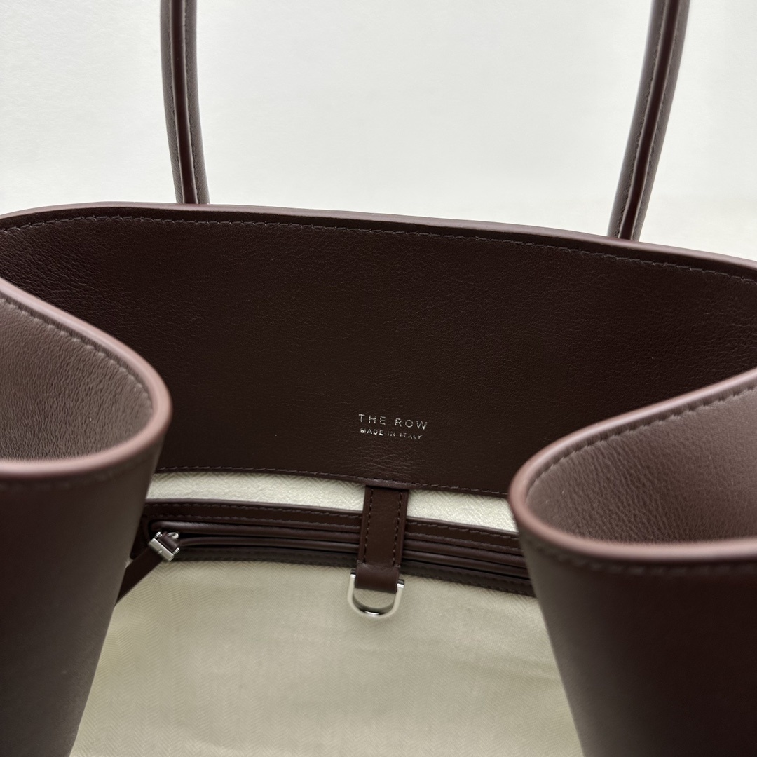 中号平纹巧克力Margaux15系列品牌在极简设计上的功力线条干净尽管没有什么logo印花的加持但整体高