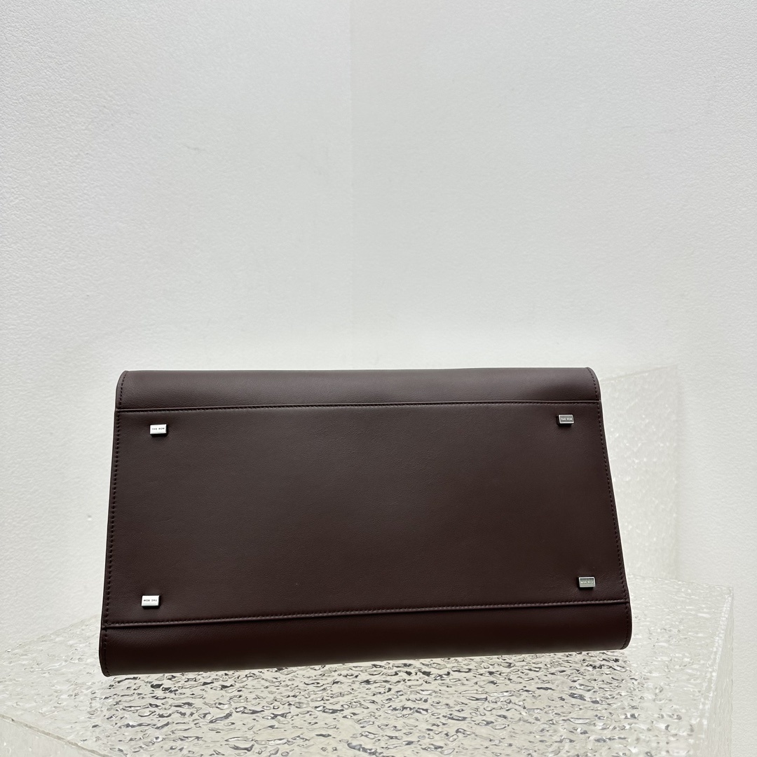 中号平纹巧克力Margaux15系列品牌在极简设计上的功力线条干净尽管没有什么logo印花的加持但整体高