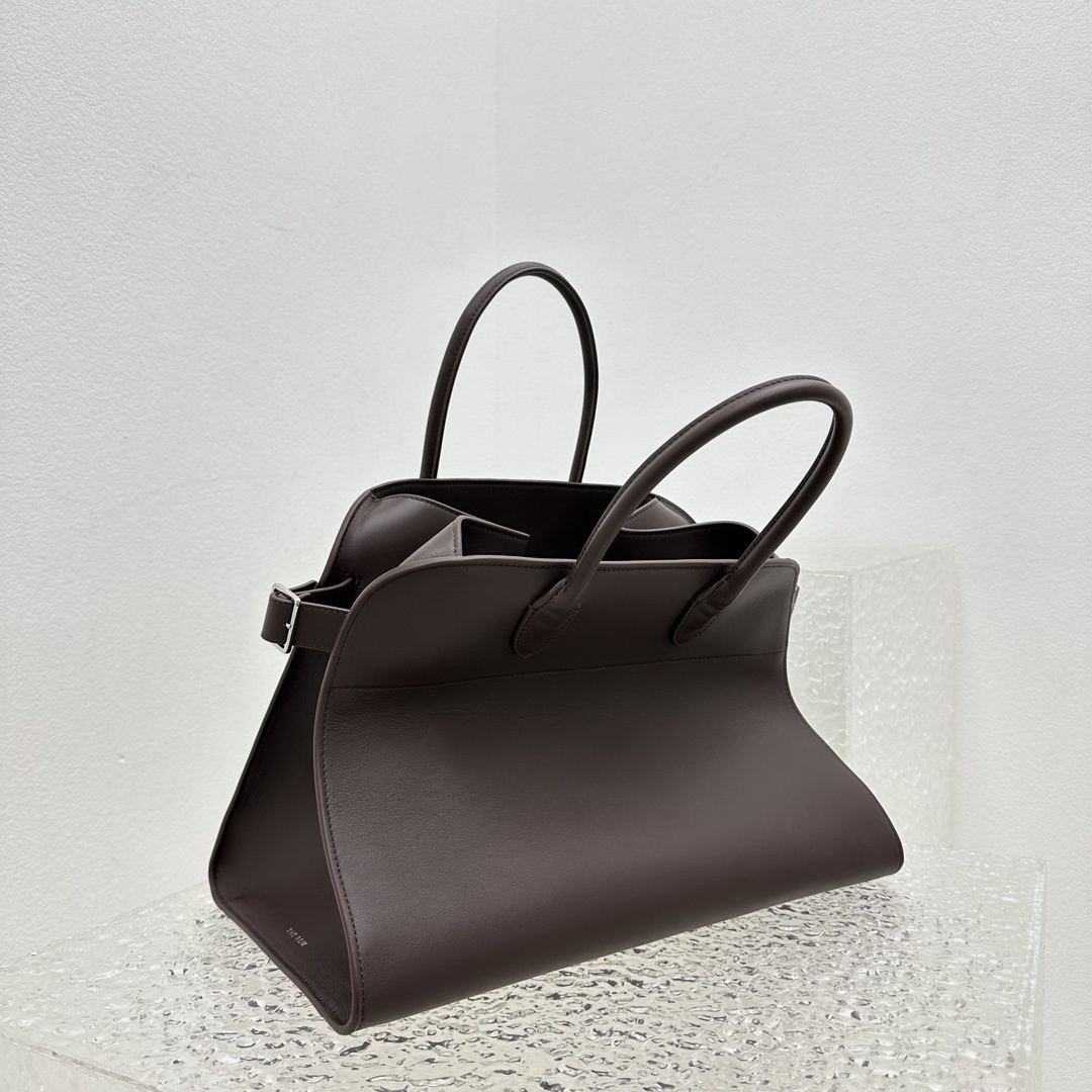中号平纹巧克力Margaux15系列品牌在极简设计上的功力线条干净尽管没有什么logo印花的加持但整体高