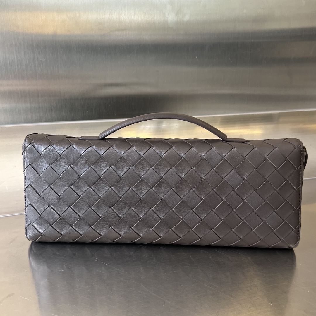 Bottega Veneta Black brown, new product launched on 24th. Bv Clutch original long clutch bag 741511 is equipped with handles. The design of the c