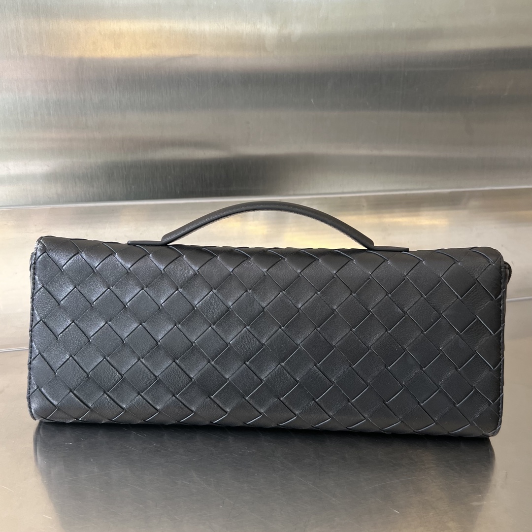 Bottega Veneta Black, 24 new products launched on the 24th. Bv Clutch original long clutch bag 741511 is equipped with handles. The design of the