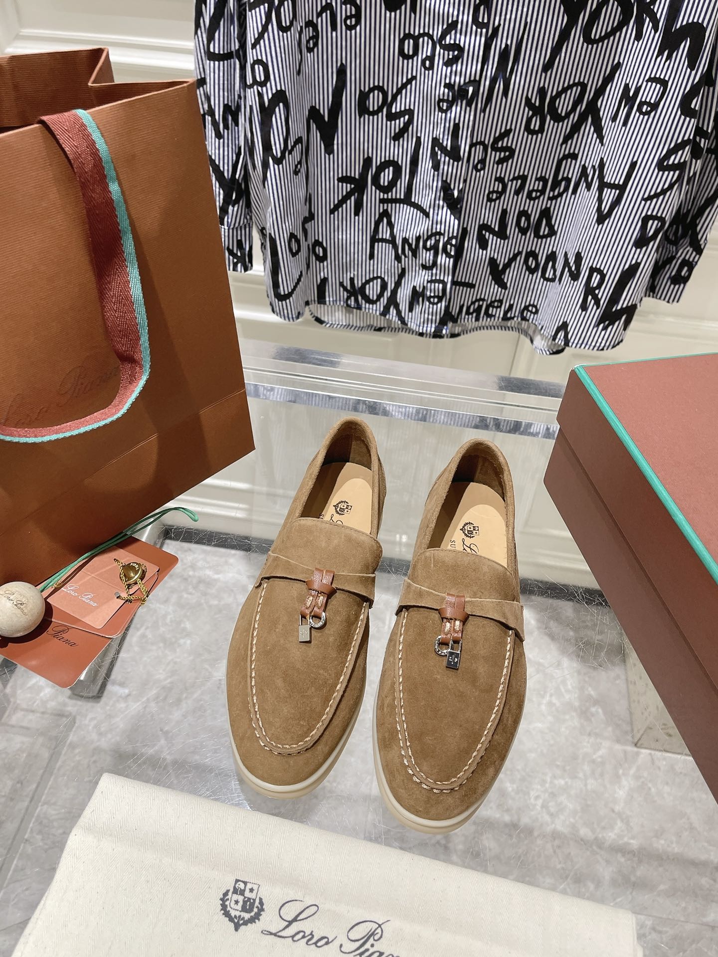 NO:616356,Male 10 Loro Piana, an Italian treasure brand, mainly focuses on handmade shoes. The materials are all imported from Loro Piana, super comfortable bare boots, low-key luxury and connotation, simple and fashionable international style. The fabric is imported from Loro Piana, with cowhide lining. The light-colored rubber outsole is a common feature of all Loro Piana casual shoes. Size: 35-46, loafers, loro piana, loafers, boots, cowhide, sheep.19860909男10  诺悠翩雅 意大利宝藏品牌 主要专注手工鞋 材质都是采用进口羊京超级舒适的裸靴 低调奢华有内涵 简约时尚国际范. 面料进口羊京,牛皮内里 浅色橡胶大底,是Loro piana 所有休闲鞋履共有的特色. 码数:35-46,乐福鞋,loro piana,loafers,boots,cowhide,sheep,Women's Shoes