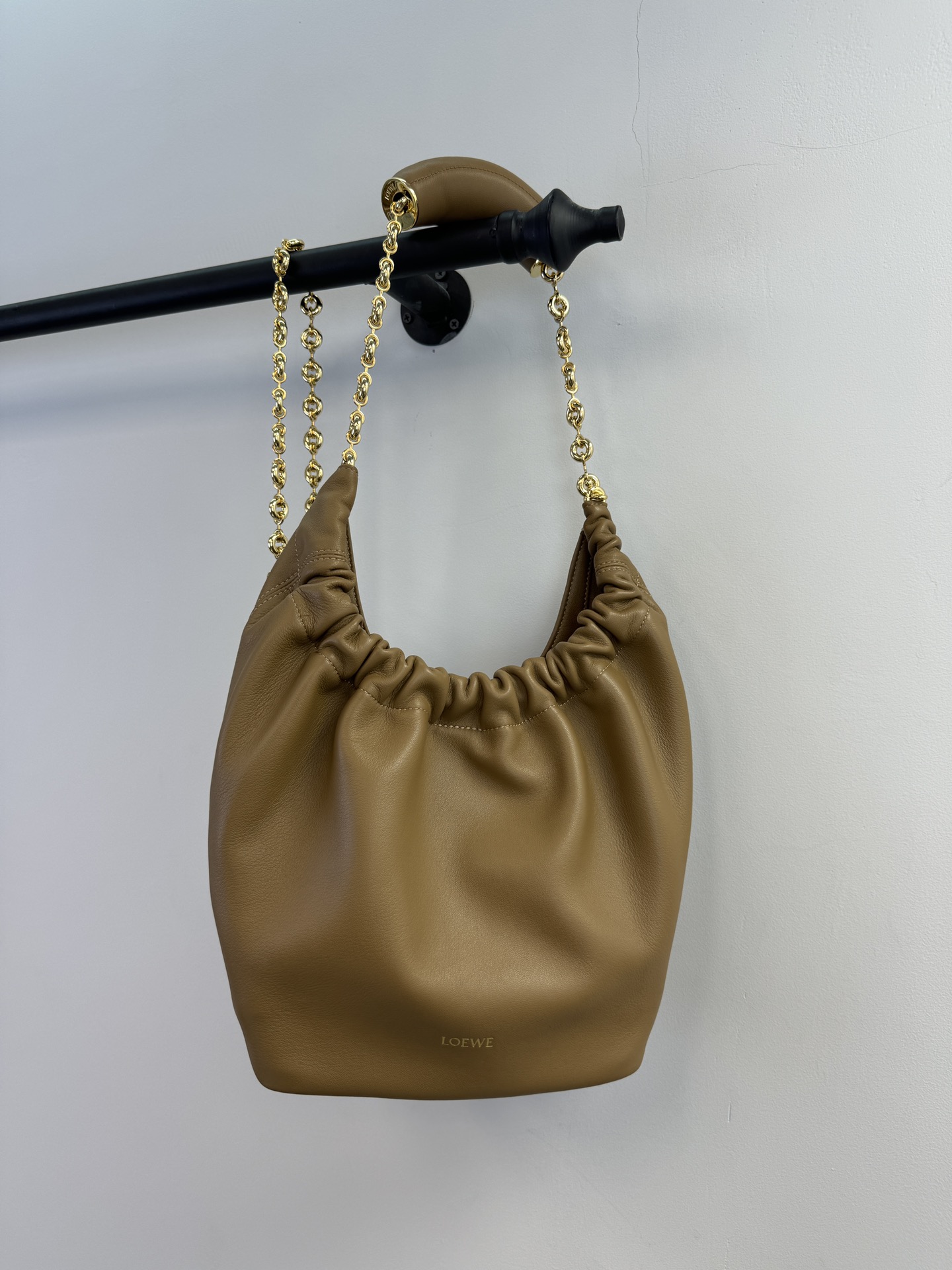 Who said loewe's new saueeze bag is not popular?