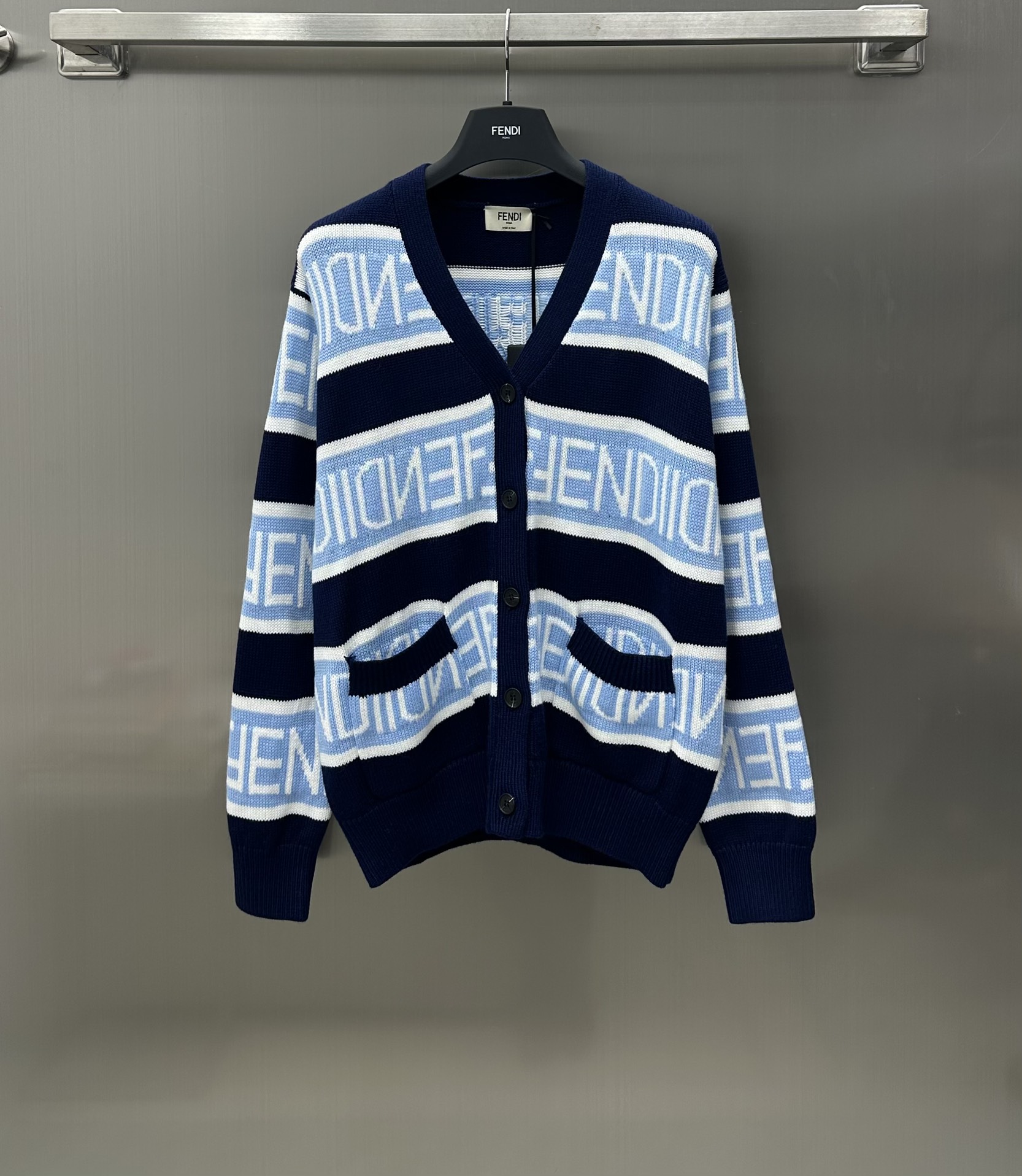 NO:696698,Fend* New product on the shelves Contrast color V-neck knitted cardigan customized YB imported wool material V-neck cardigan design Loose fit Very slim Classic contrasting color brand letter design Overall simple and design sense Decorated with buttons to adjust the decoration Overall high-end temperament Fabric and accessories development Cardigan design can be worn with a shirt or high collar as a bottom layer Warmth and fashionable style Super recommended one Retro and fashionable upper body High version 2 colors, fendi, shirts,19860909Fend* 新品上架撞色V领针织开衫定制YB进口羊毛材质 V领开衫设计 宽松版型 非常显瘦 经典撞色品牌字母设计 整体简约又有设计感 饰以纽扣调节装饰 整体高级气质 面辅料开发 开衫设计可内搭衬衫或者高领打底 保暖又有穿搭时髦感 超级推荐入的一款 上身复古时髦  高版本2色,,fendi,shirts,,Women's clothing