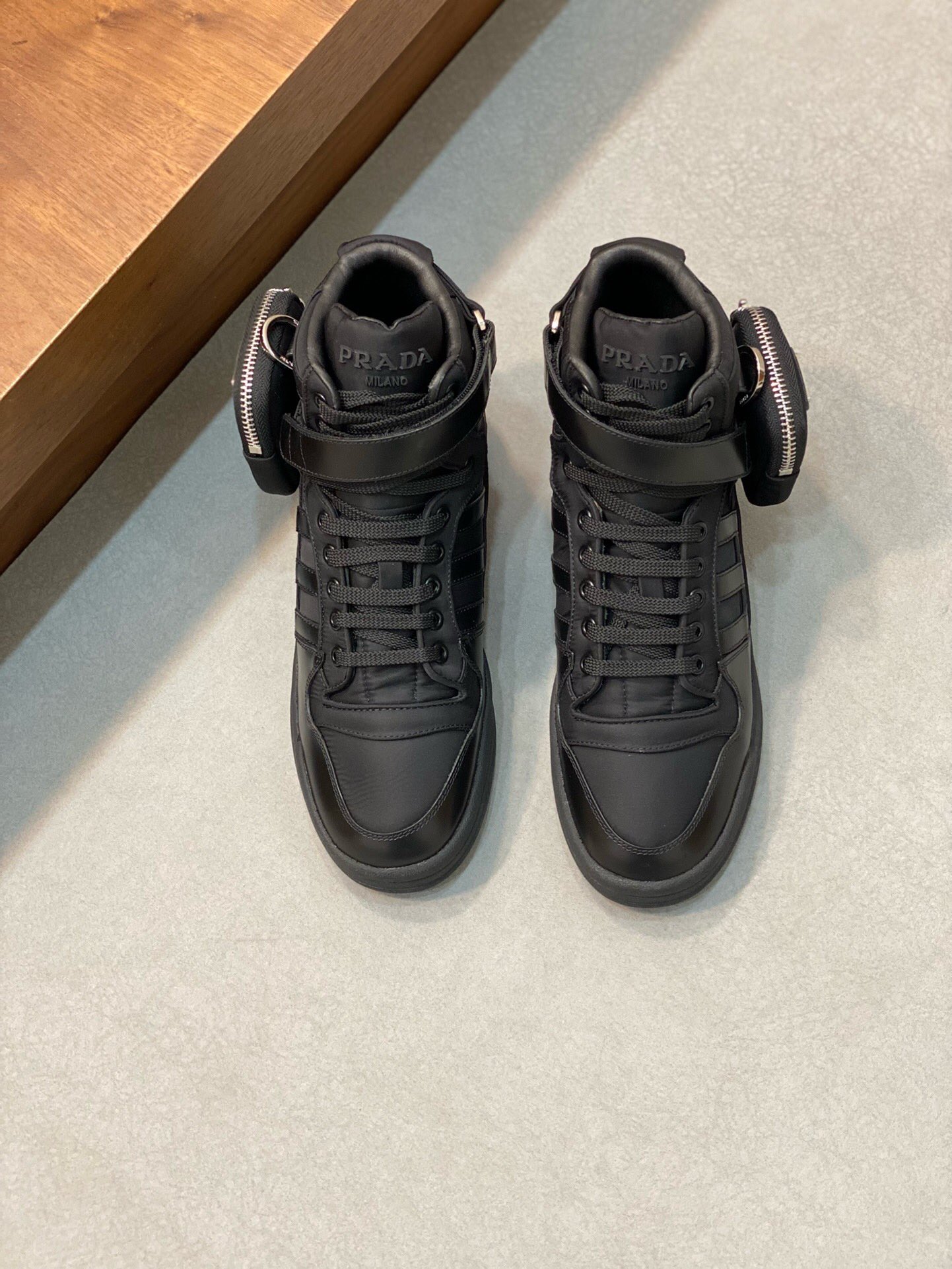 NO:216426,Brand PRADA color original color matching number 39-44 customized 38.45 Price Material Prada new product Adidas co-branded original single-stock casual shoes Super popular counter synchronous, upper Italian original imported cowhide, splicing craftsmanship, classic and elegant layout male god must have, complex craftsmanship perfect reproduction, imported sheepskin inner lining, original sole factory special supply original sole., Prada, prada, prada, cowhide, sheepskin19860909品牌PRADA 颜色原版配色 码数39-44定做38.45 价格 材质普拉达新品阿迪达斯 联名款原单货休闲鞋 超人气专柜同步,鞋面意大利原版进口牛皮,拼接工艺经典大方版面男神必备,复杂工艺完美复刻,进口羊皮内里,鞋底原厂特供原版底.,普拉达,prada,prada,cowhide,sheepskin,Men's shoes