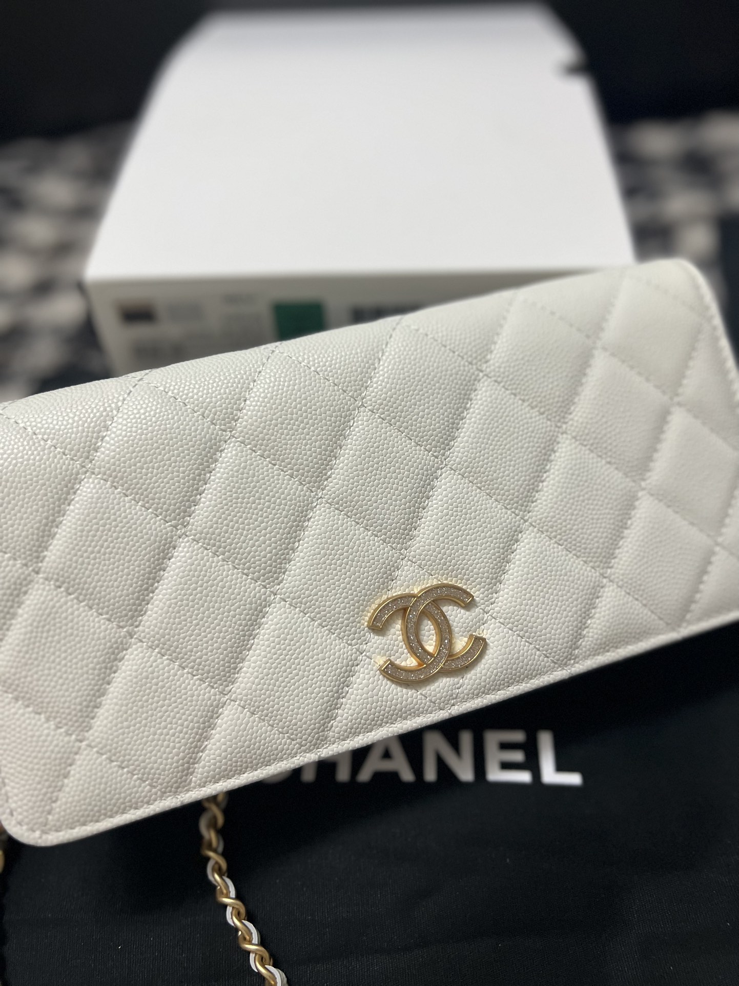 New style for winter! Chanel NEW24C spring and summer vacation new style 00TD | Today's fragrance grandma! The baguette bag, made of white caviar