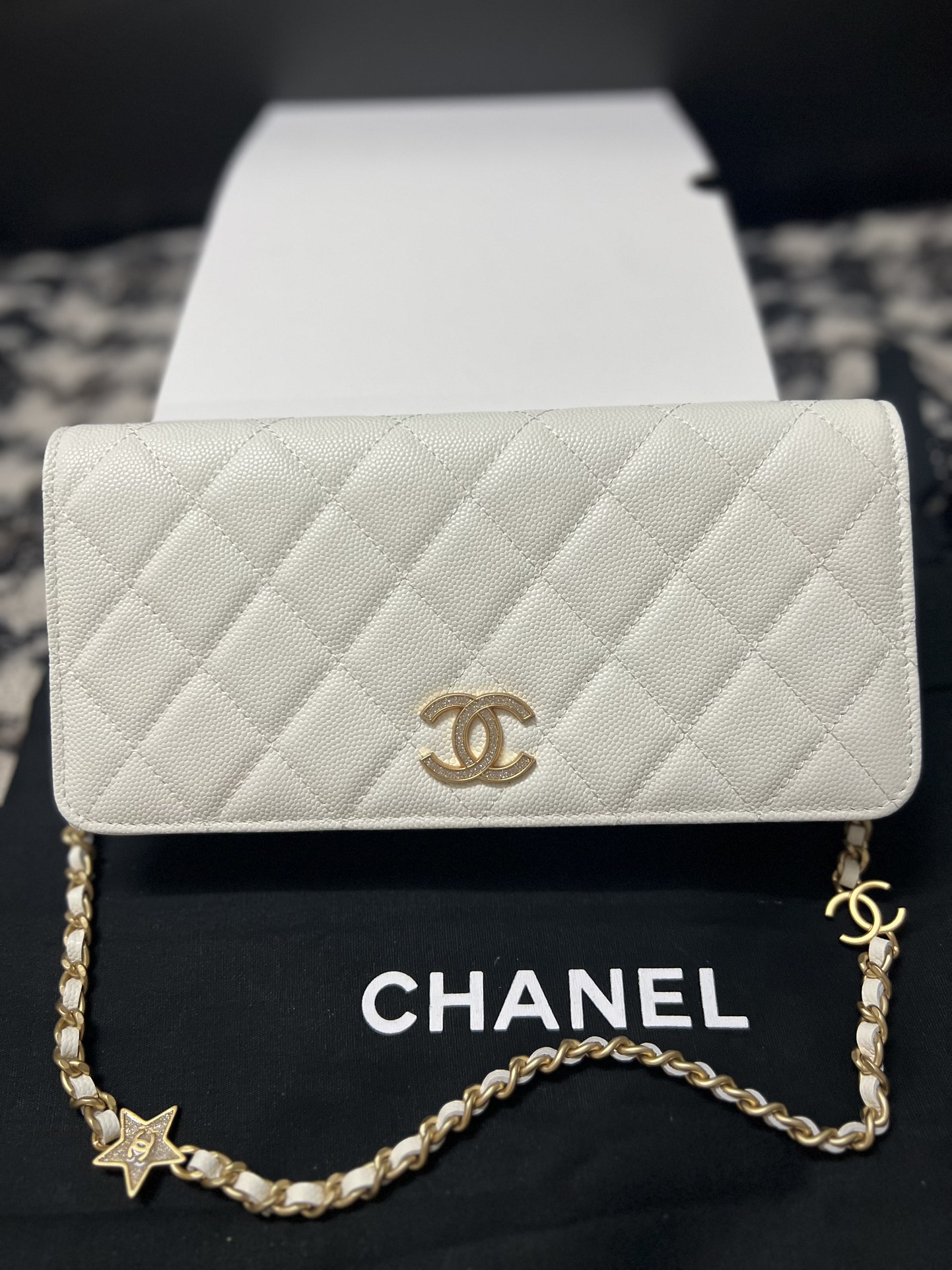 New style for winter! Chanel NEW24C spring and summer vacation new style 00TD | Today's fragrance grandma! The baguette bag, made of white caviar